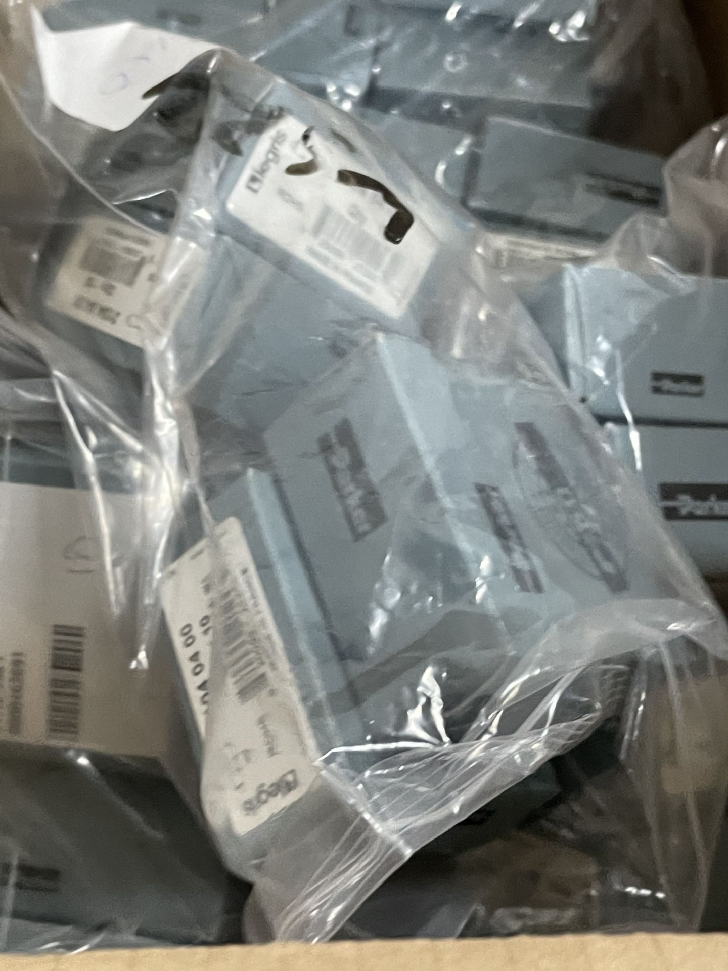 25 x 10 boxes of pneumatic 'T' junction connectors and 15 x 10 right angled connectors - Image 4 of 6