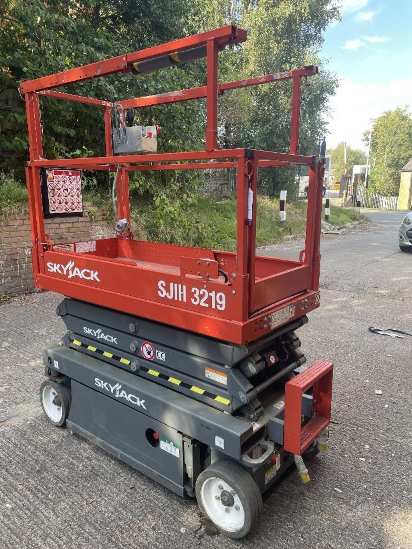 SkyJack SJIII-3219 Electric Scissor Lift | YOM: 2018 - Image 5 of 9