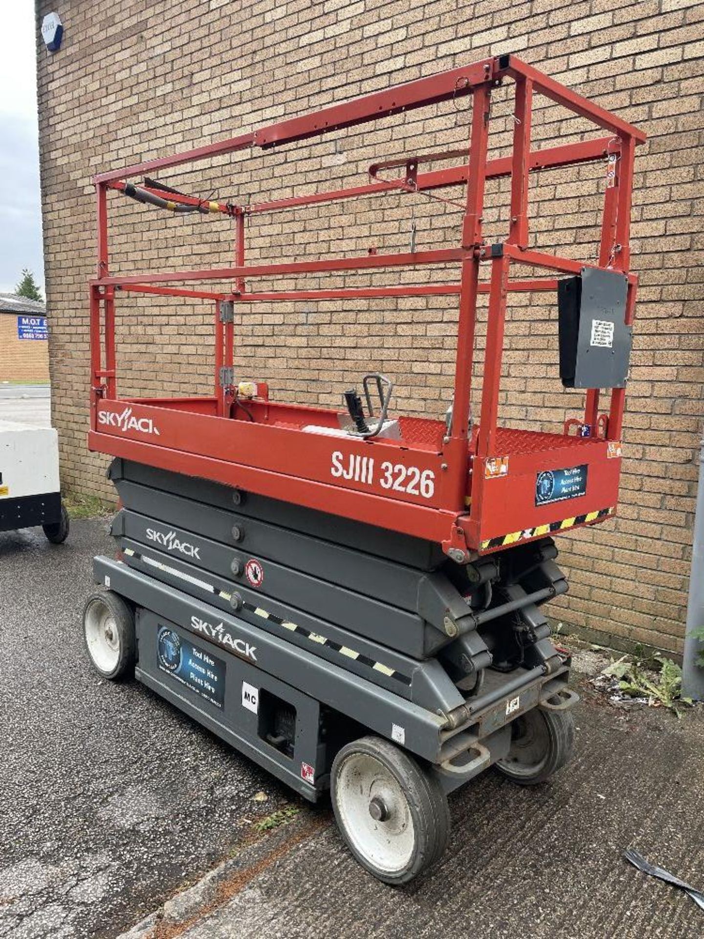 SkyJack SJIII-3226 Electric Scissor Lift | YOM: 2018 - Image 4 of 9