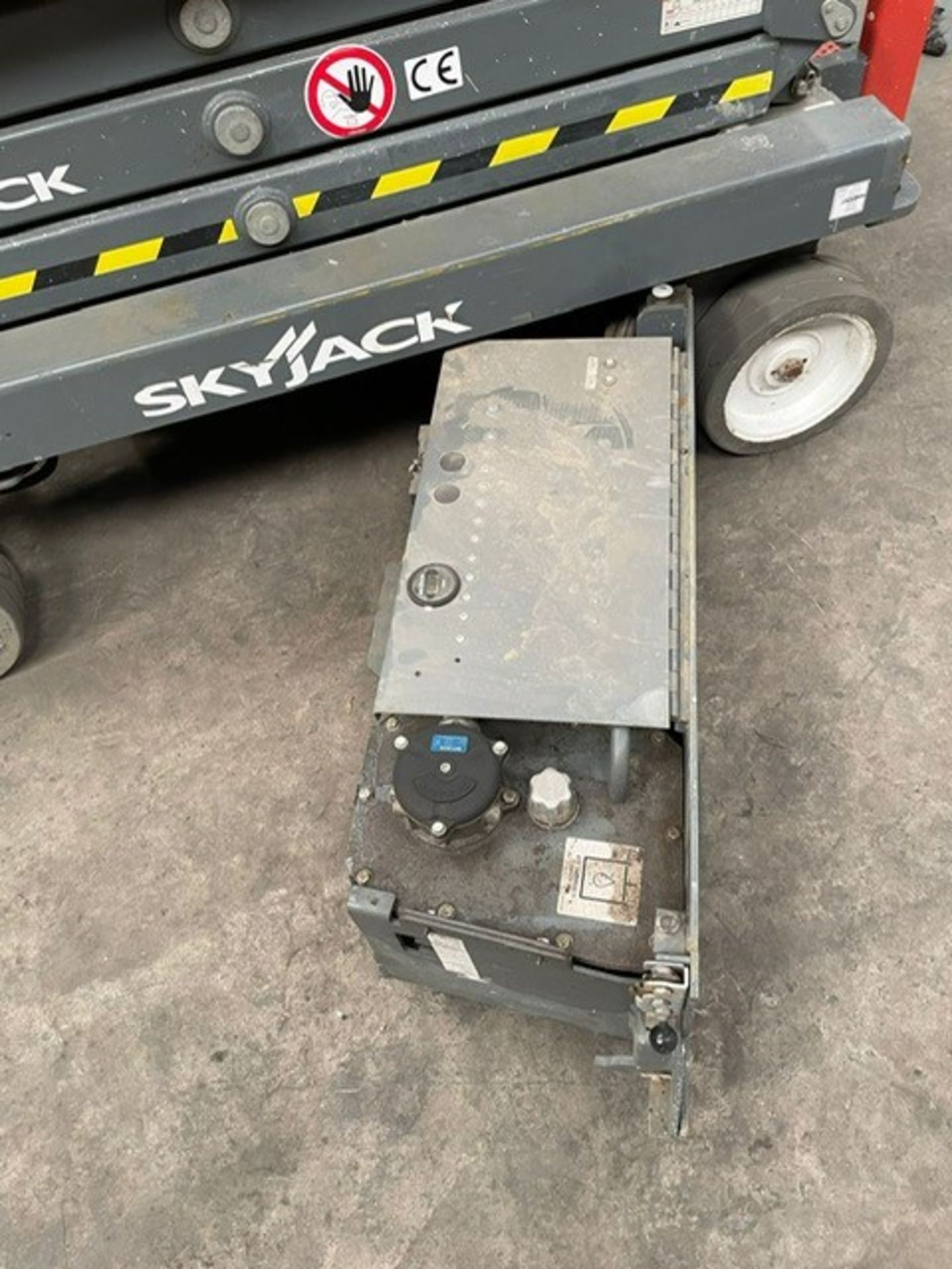 SkyJack SJIII-3219 Electric Scissor Lift | YOM: 2018 - Image 10 of 11