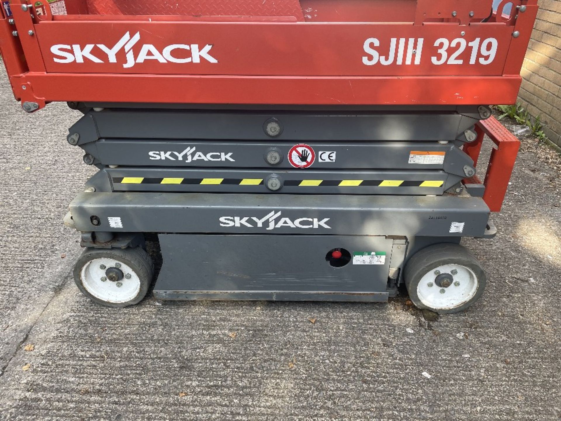 SkyJack SJIII-3219 Electric Scissor Lift | YOM: 2018 - Image 4 of 9