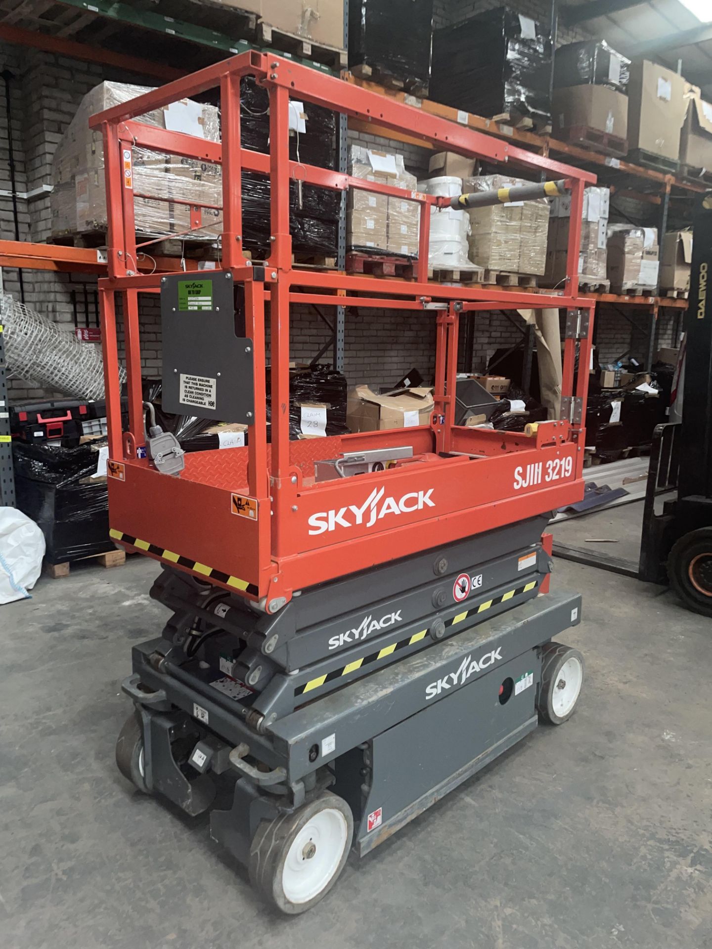 SkyJack SJIII-3219 Electric Scissor Lift | YOM: 2018 - Image 4 of 8