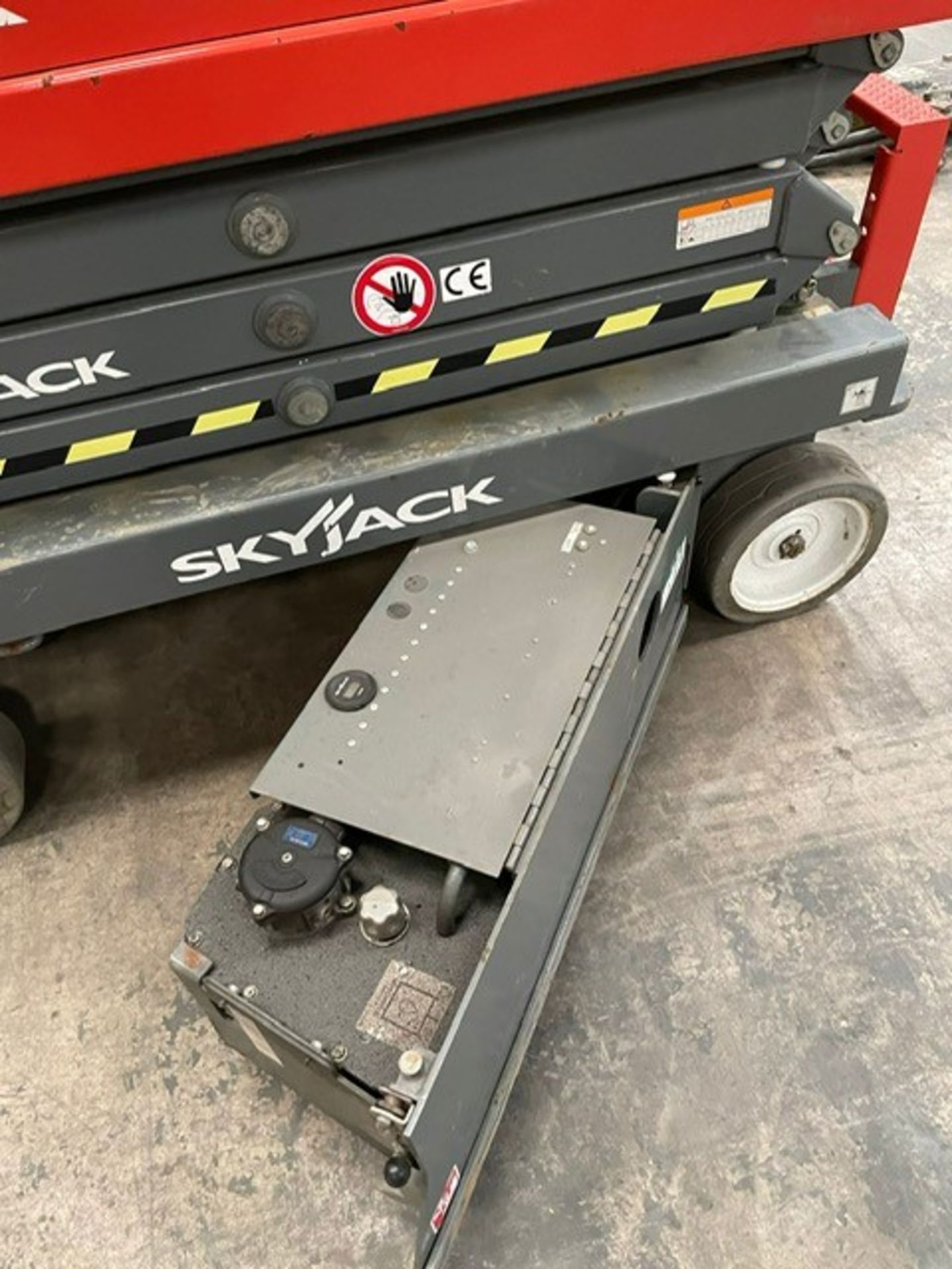 SkyJack SJIII-3219 Electric Scissor Lift | YOM: 2018 - Image 7 of 8