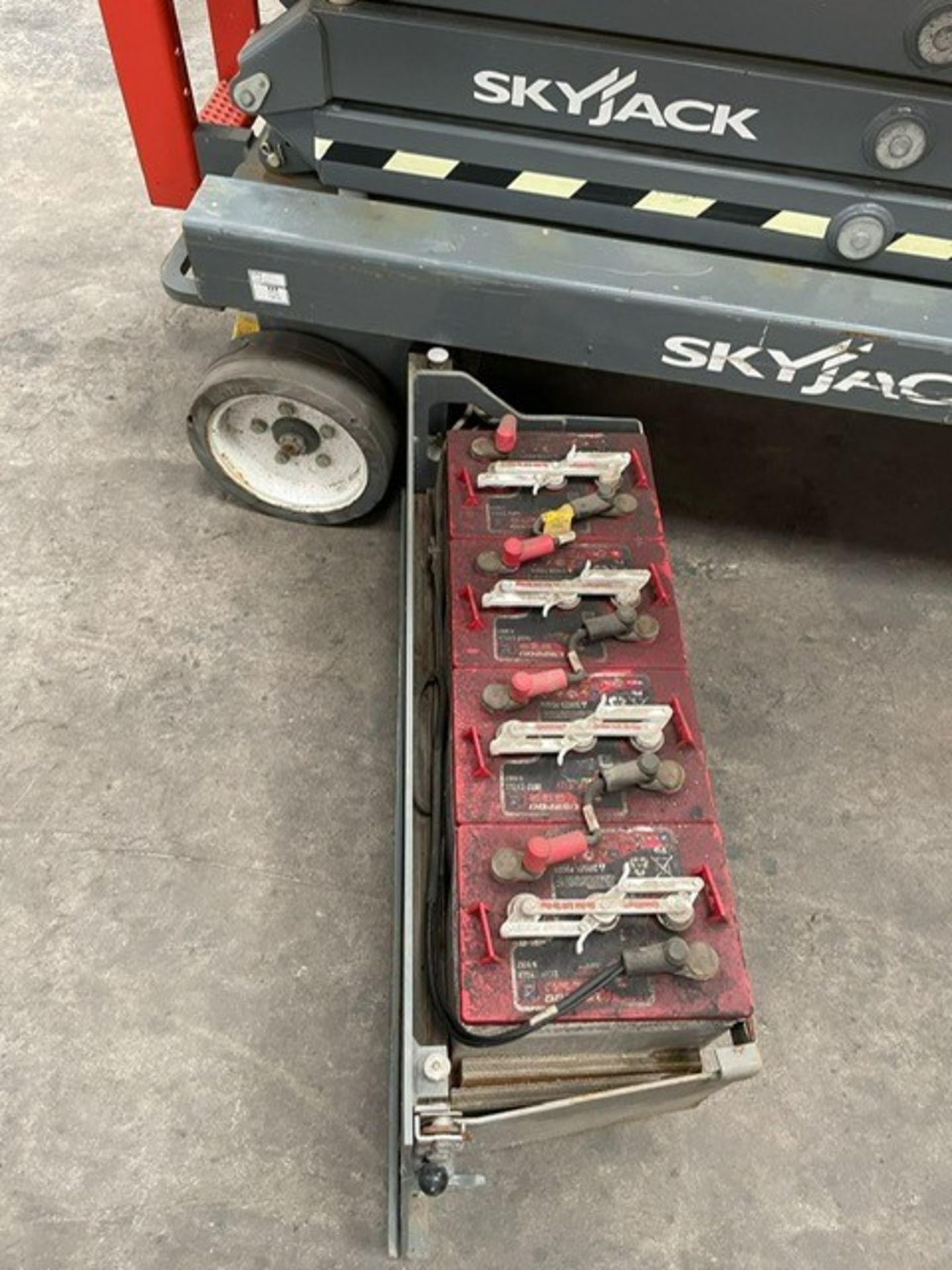 SkyJack SJIII-3219 Electric Scissor Lift | YOM: 2018 - Image 9 of 11