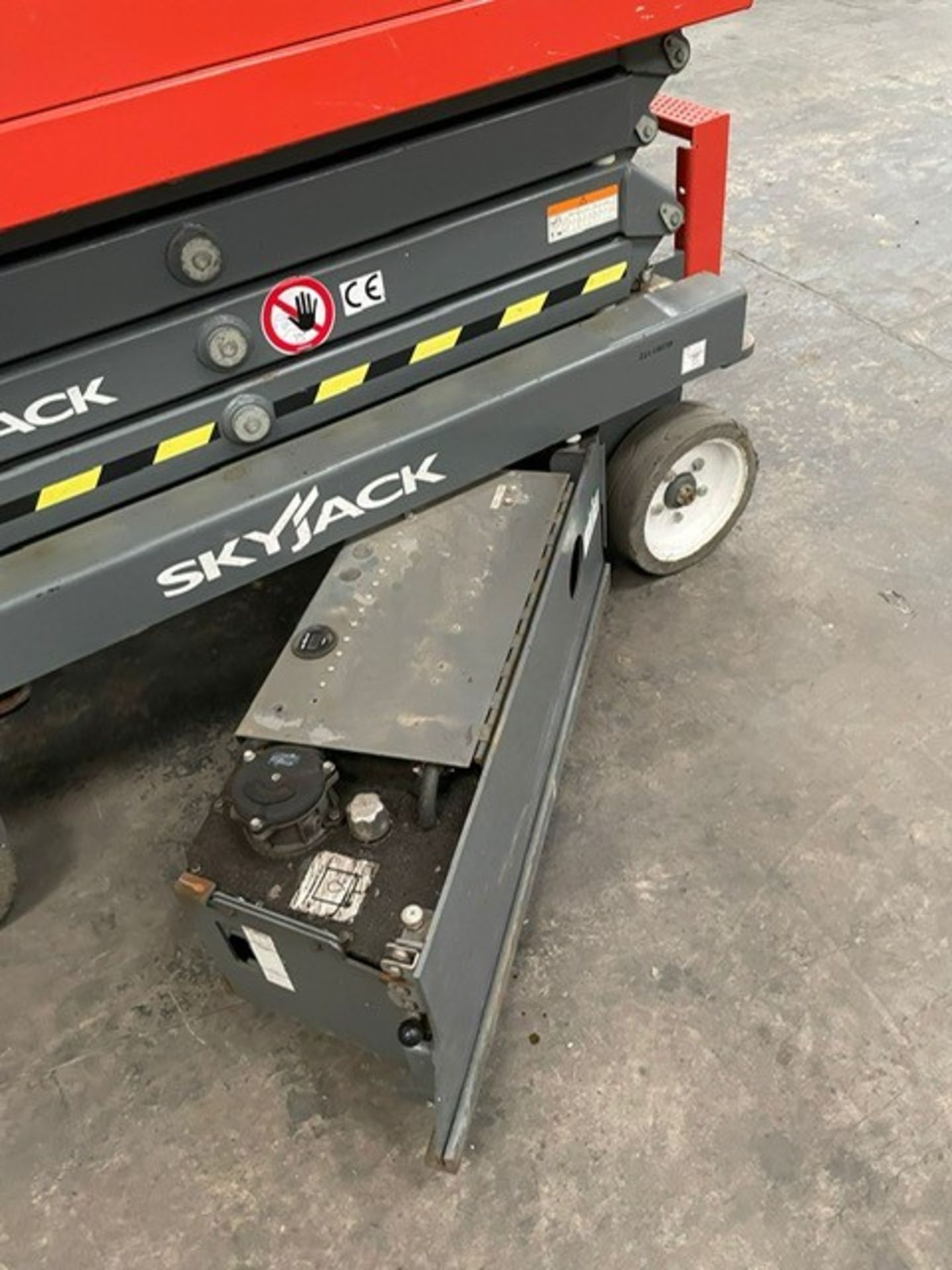 SkyJack SJIII-3219 Electric Scissor Lift | YOM: 2018 - Image 8 of 9