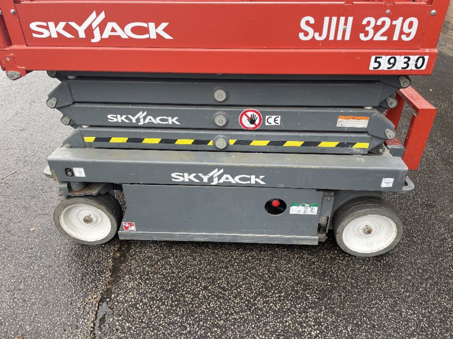 SkyJack SJIII-3219 Electric Scissor Lift | YOM: 2018 - Image 8 of 11