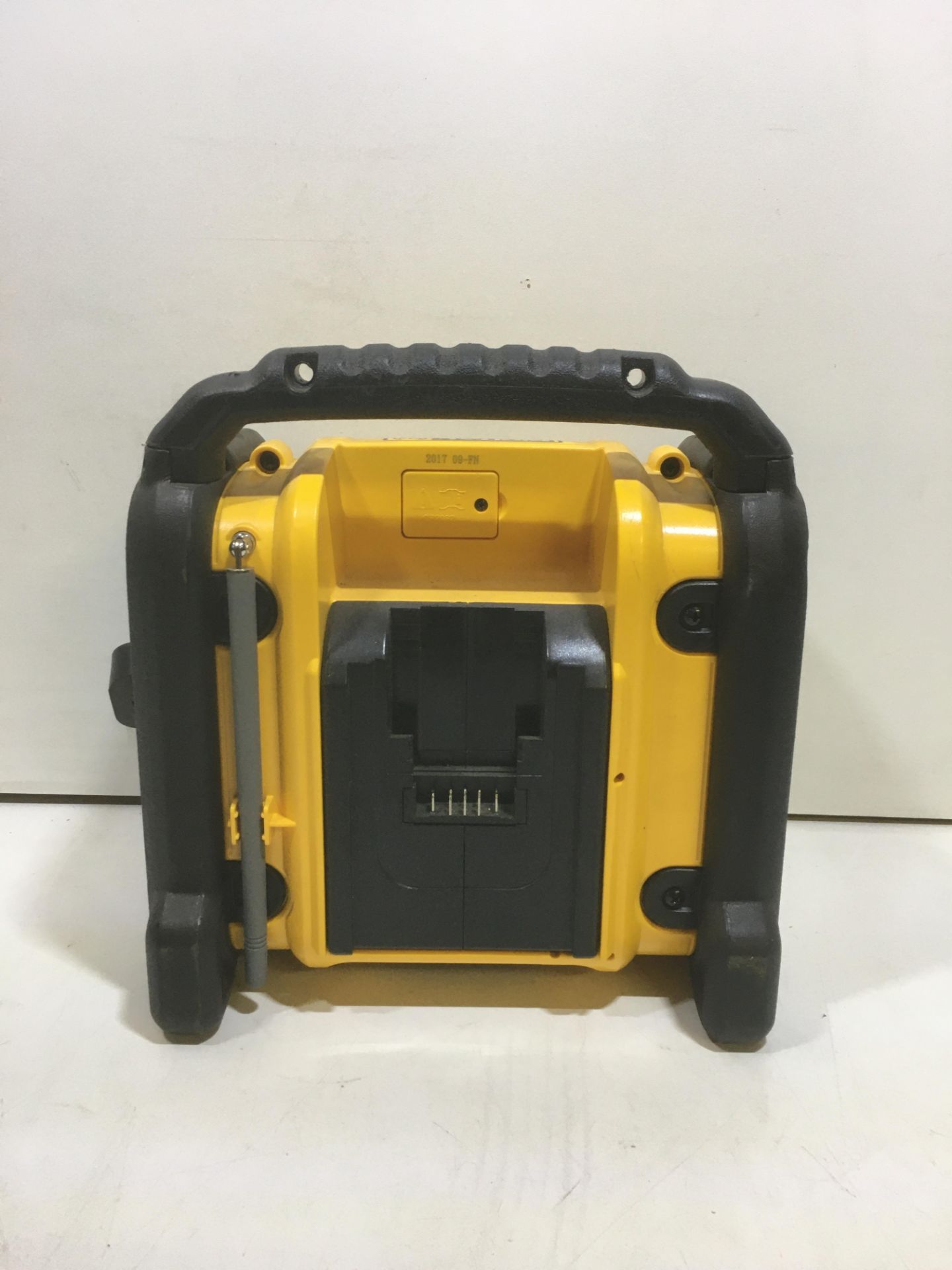 DeWALT DCR020-GB 230V~/10.8-18V Battery Site Radio - Image 4 of 6