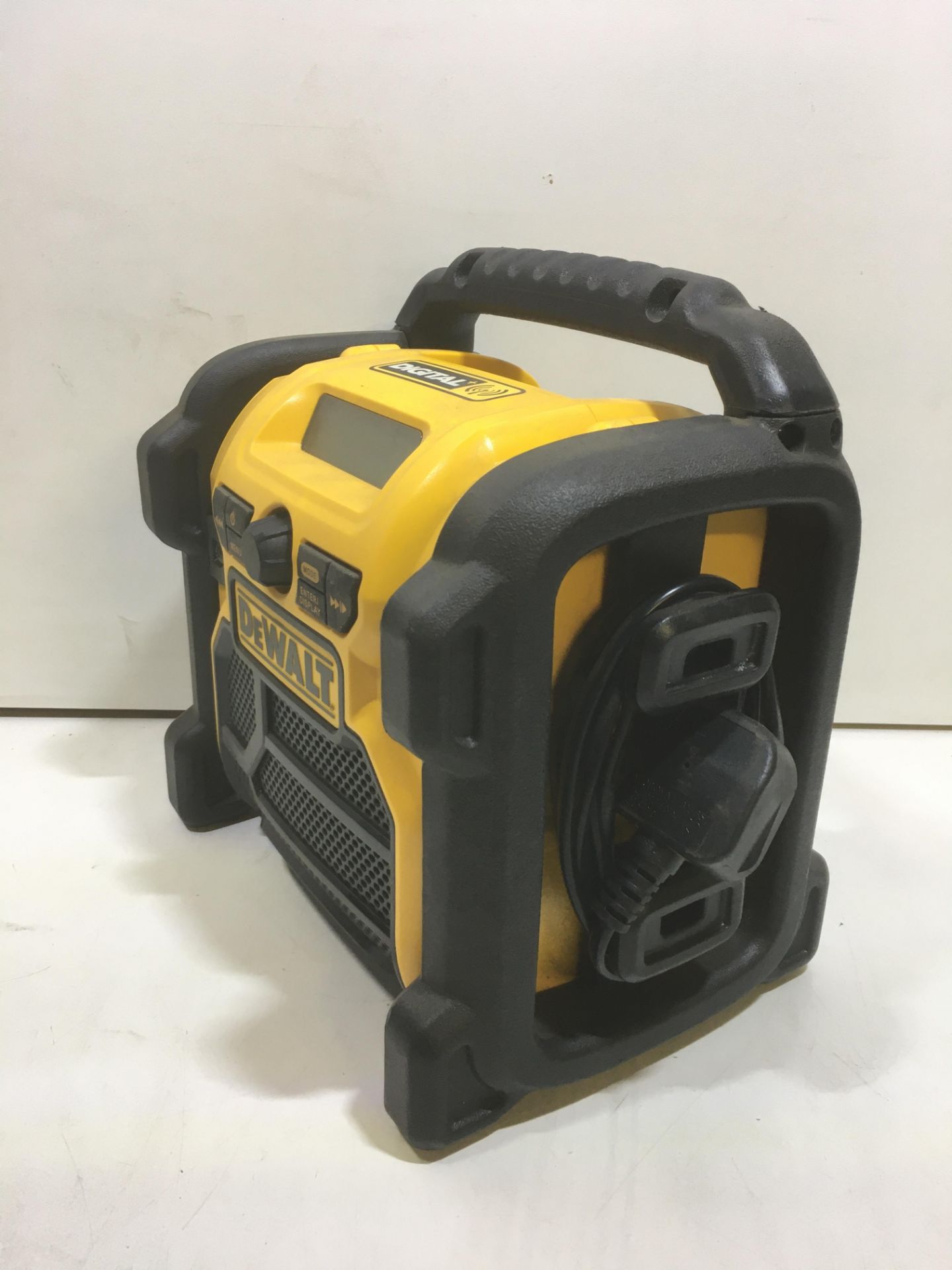 DeWALT DCR020-GB 230V~/10.8-18V Battery Site Radio - Image 3 of 6