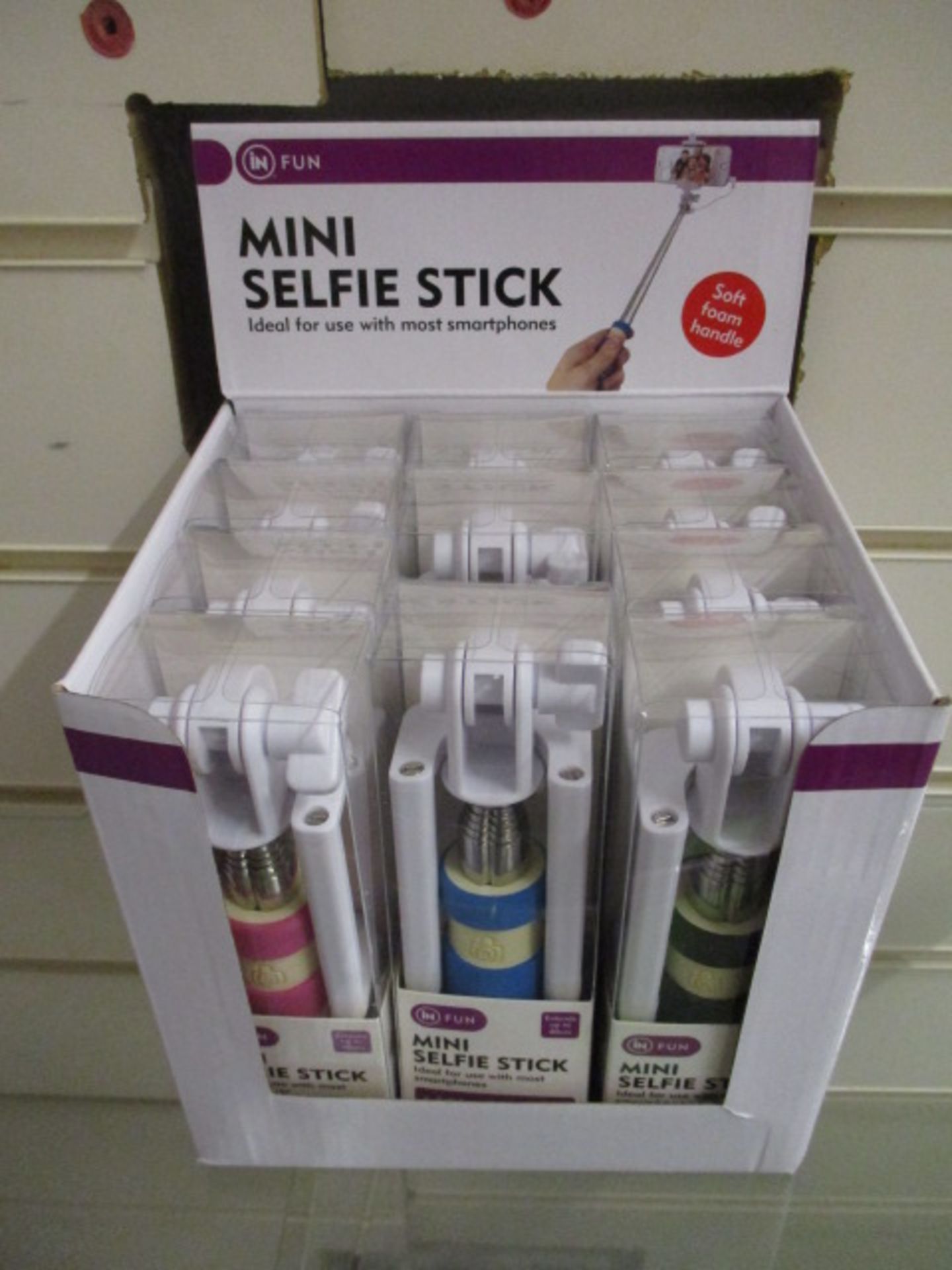 100 x Brand New Selfie Sticks | RRP £7.99 each