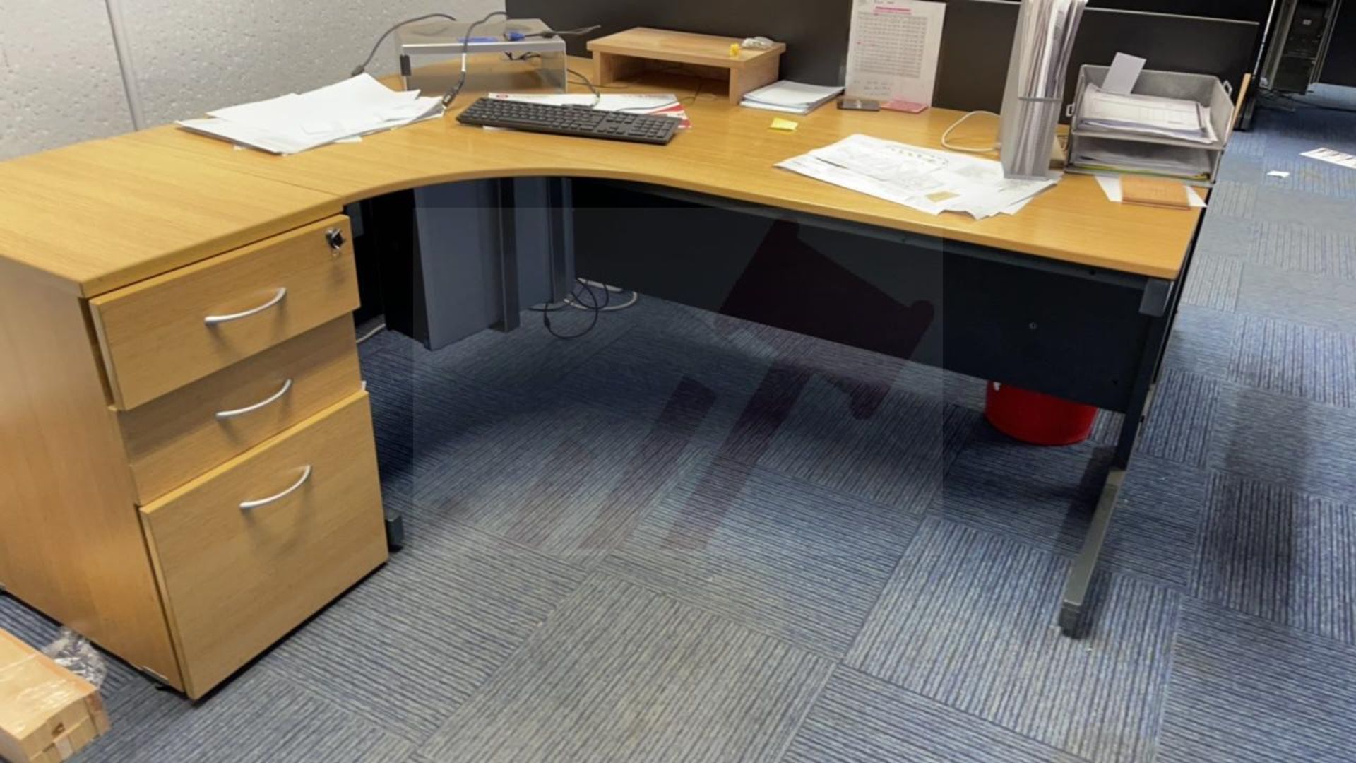 4 x Curved Wooden Effect Workdesks w/ 4 x 3 Drawer Pedestal Units, 2 x Dividing Panels & PC Tower Ho - Image 5 of 5
