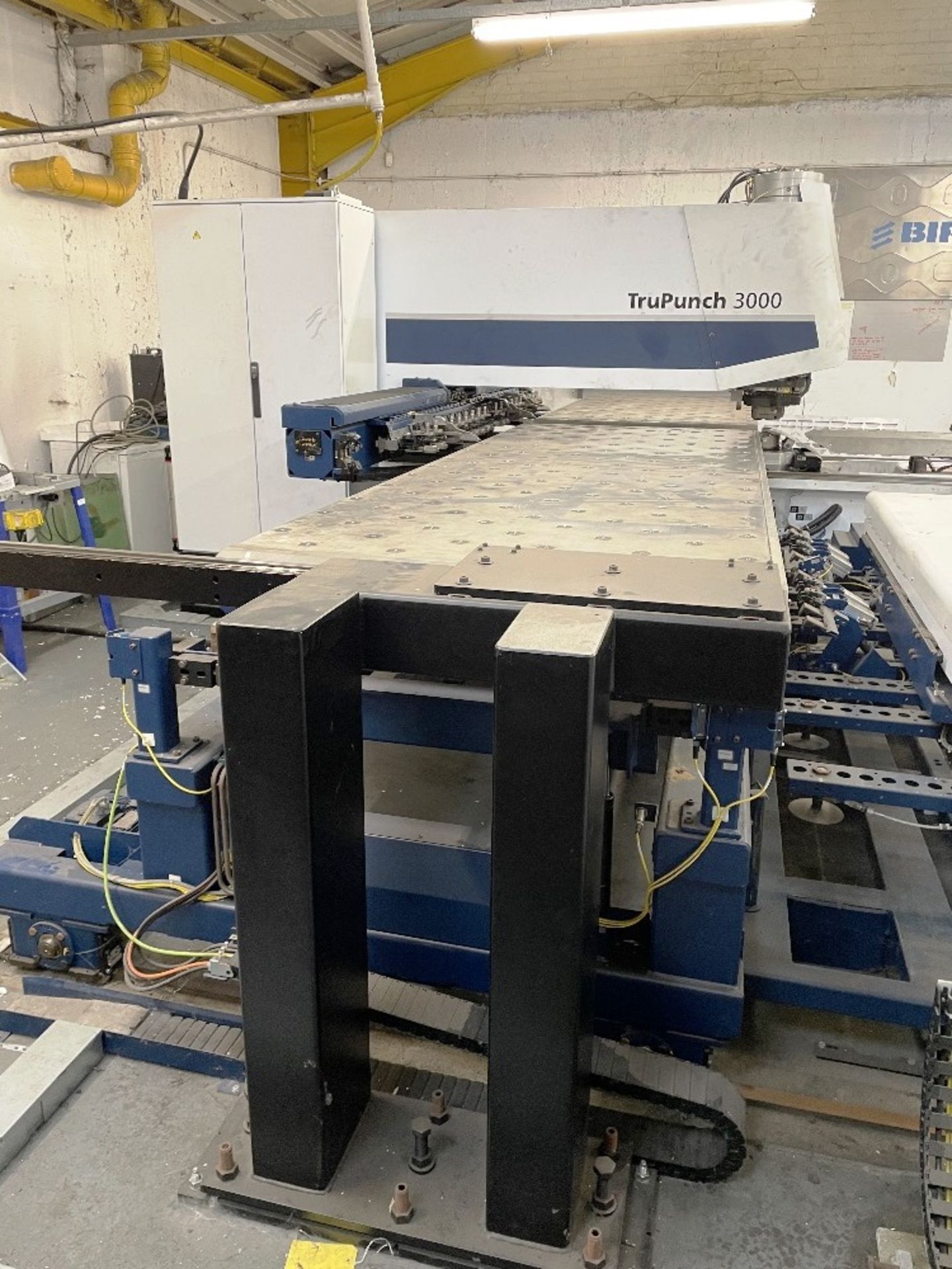 Trumpf TruPunch 3000 CNC Punching Machine w/ Sheet Master Compact Loader | YOM: 2014 - Image 14 of 21