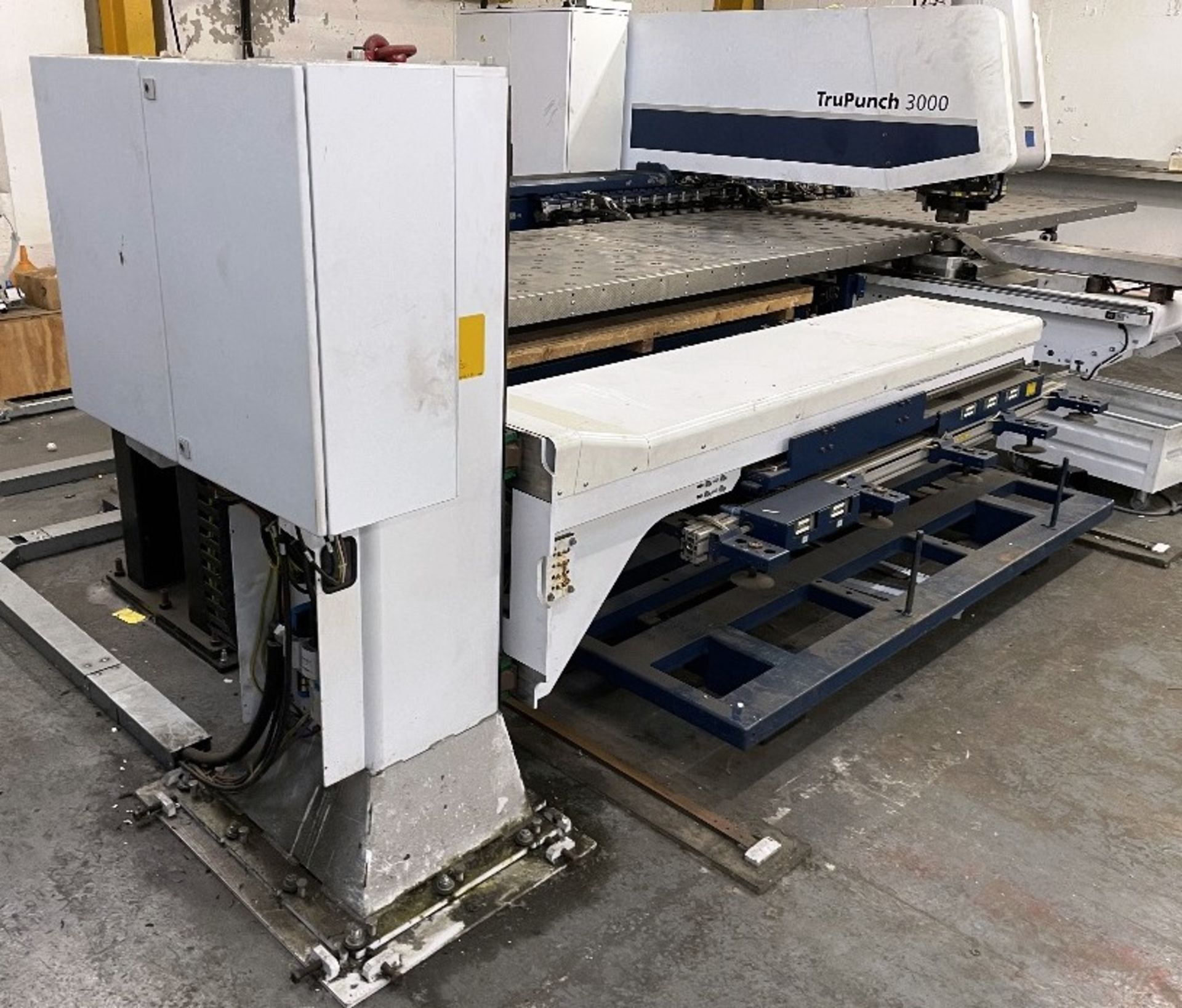 Trumpf TruPunch 3000 CNC Punching Machine w/ Sheet Master Compact Loader | YOM: 2014 - Image 18 of 21