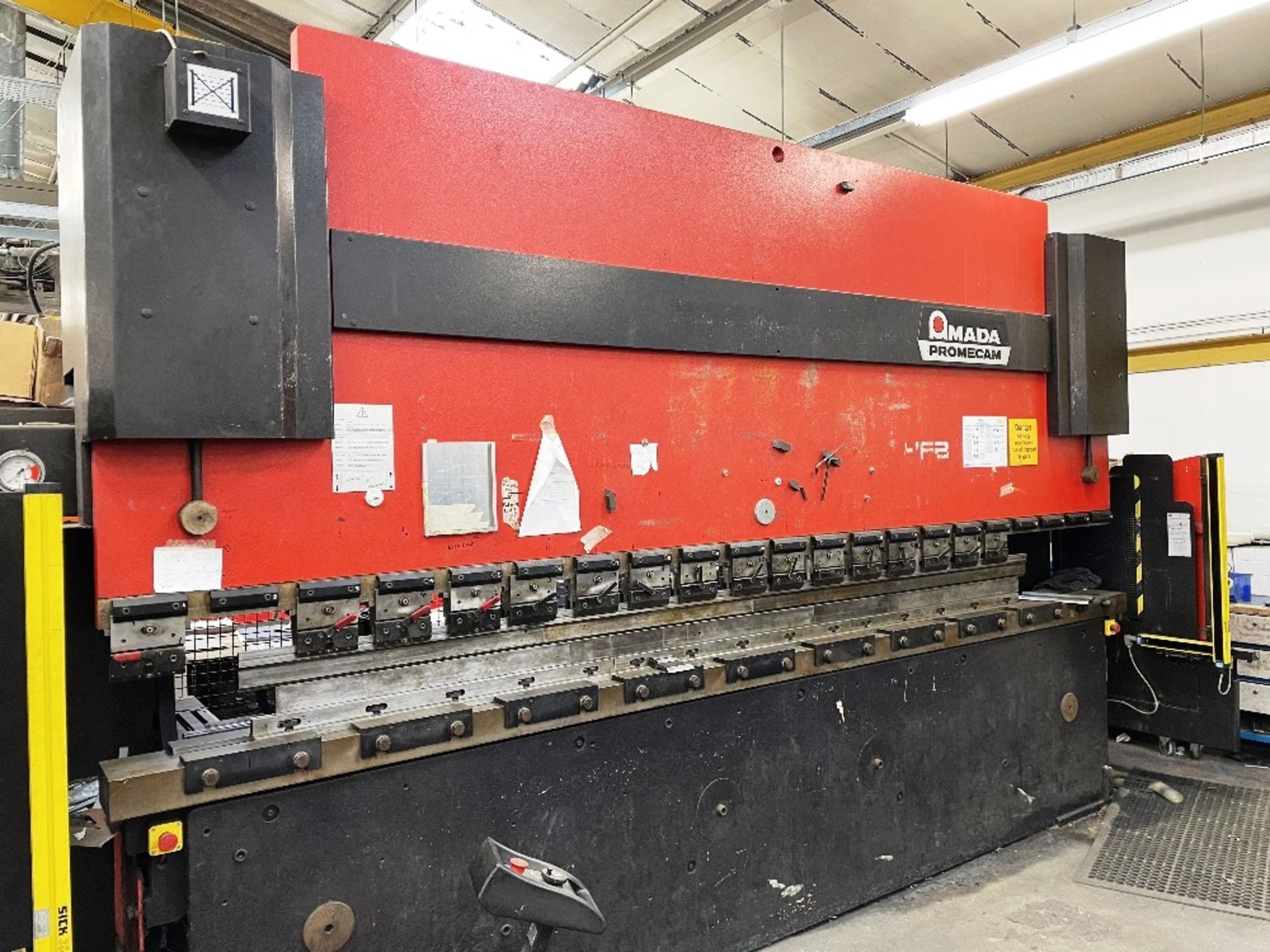 Amada Promecam HFB125-40 Pressbrake w/ Tooling | YOM: 1998 - Image 4 of 17