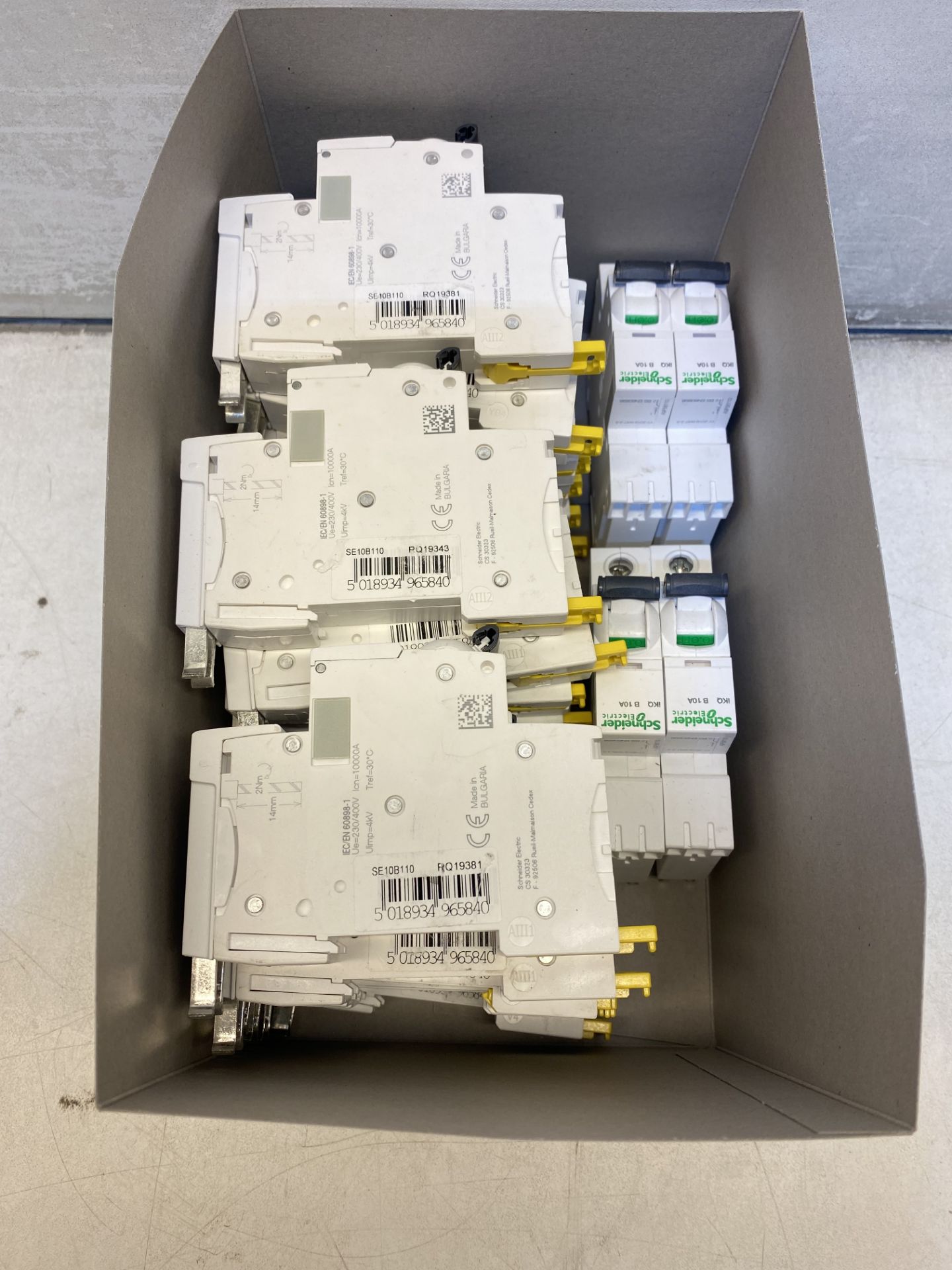 22 x SCHNEIDER - SE10B110 IKQ 1P 10A B MINIATURE CIRCUIT BREAKER - Image 4 of 4