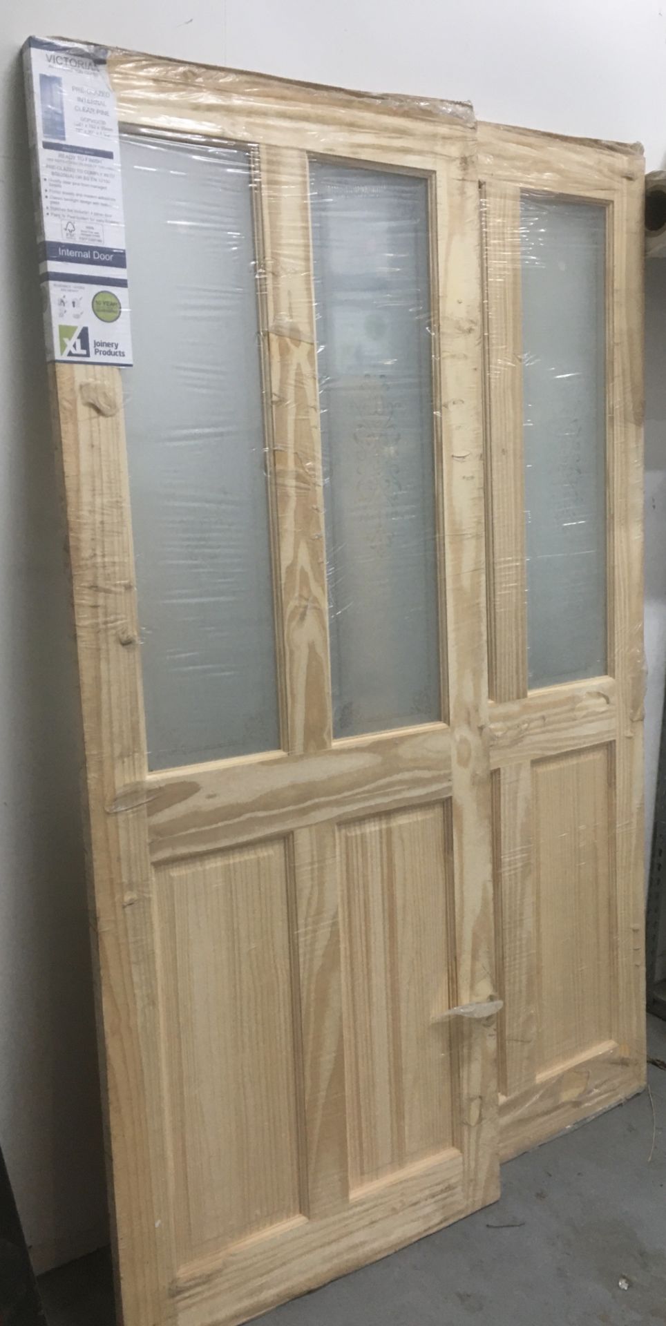 2 x Victorian Pre-Glazed Clear Pine Internal Doors | GCPVICC30 | 1981mm x 762mm x 35mm - Image 2 of 3