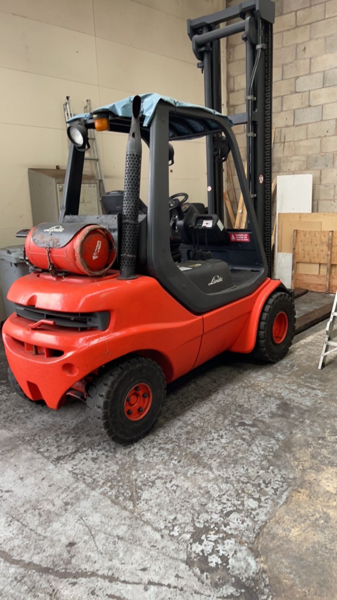 Linde H30 gas fork lift truck with fork extensions - Image 2 of 11