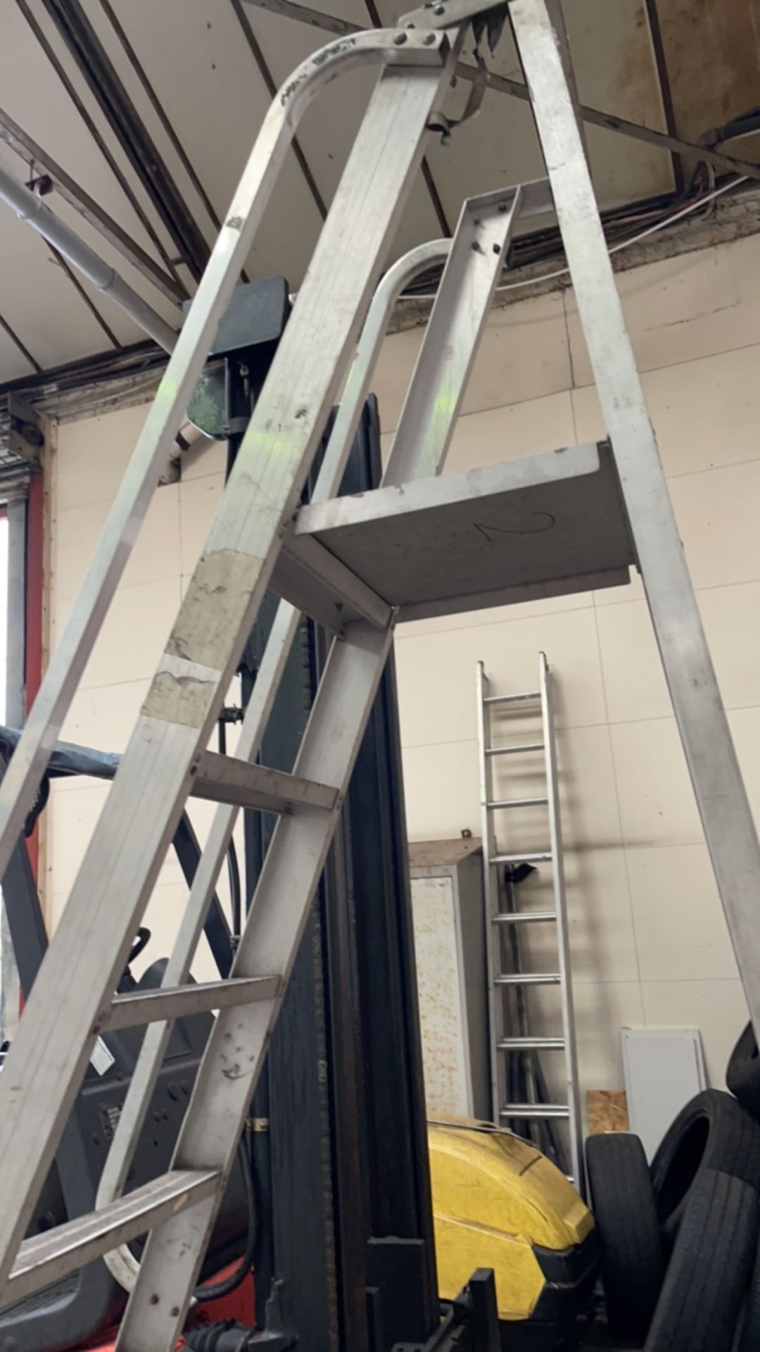 8 rise warehouse ladder - Image 2 of 4