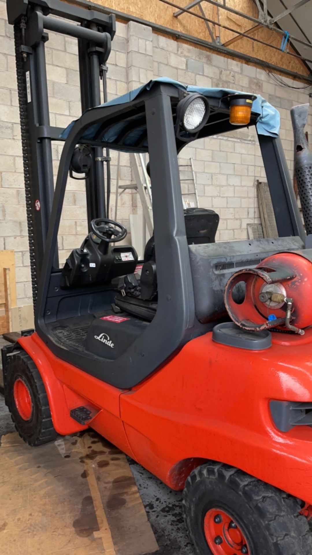 Linde H30 gas fork lift truck with fork extensions - Image 10 of 11