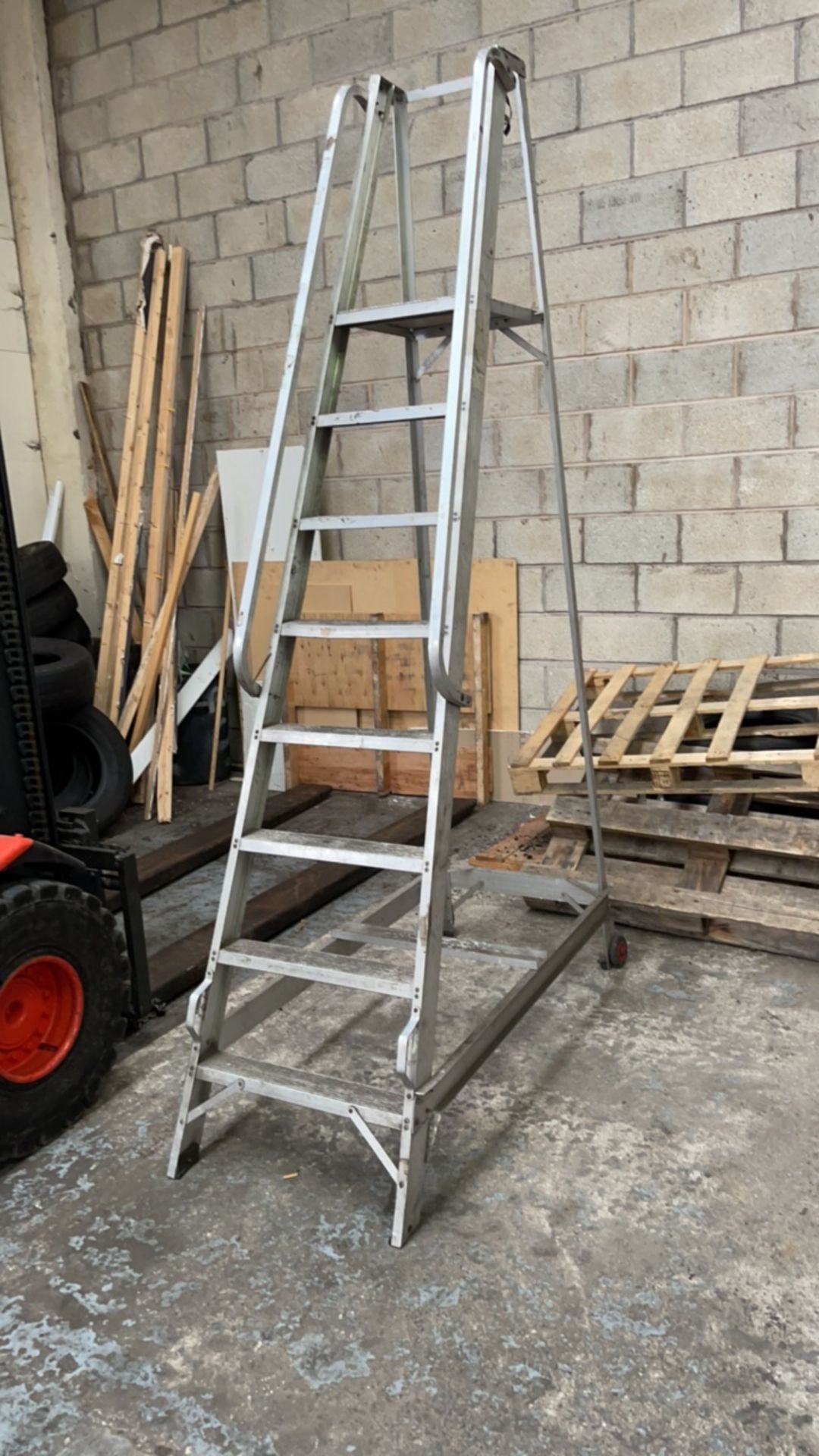 8 rise warehouse ladder