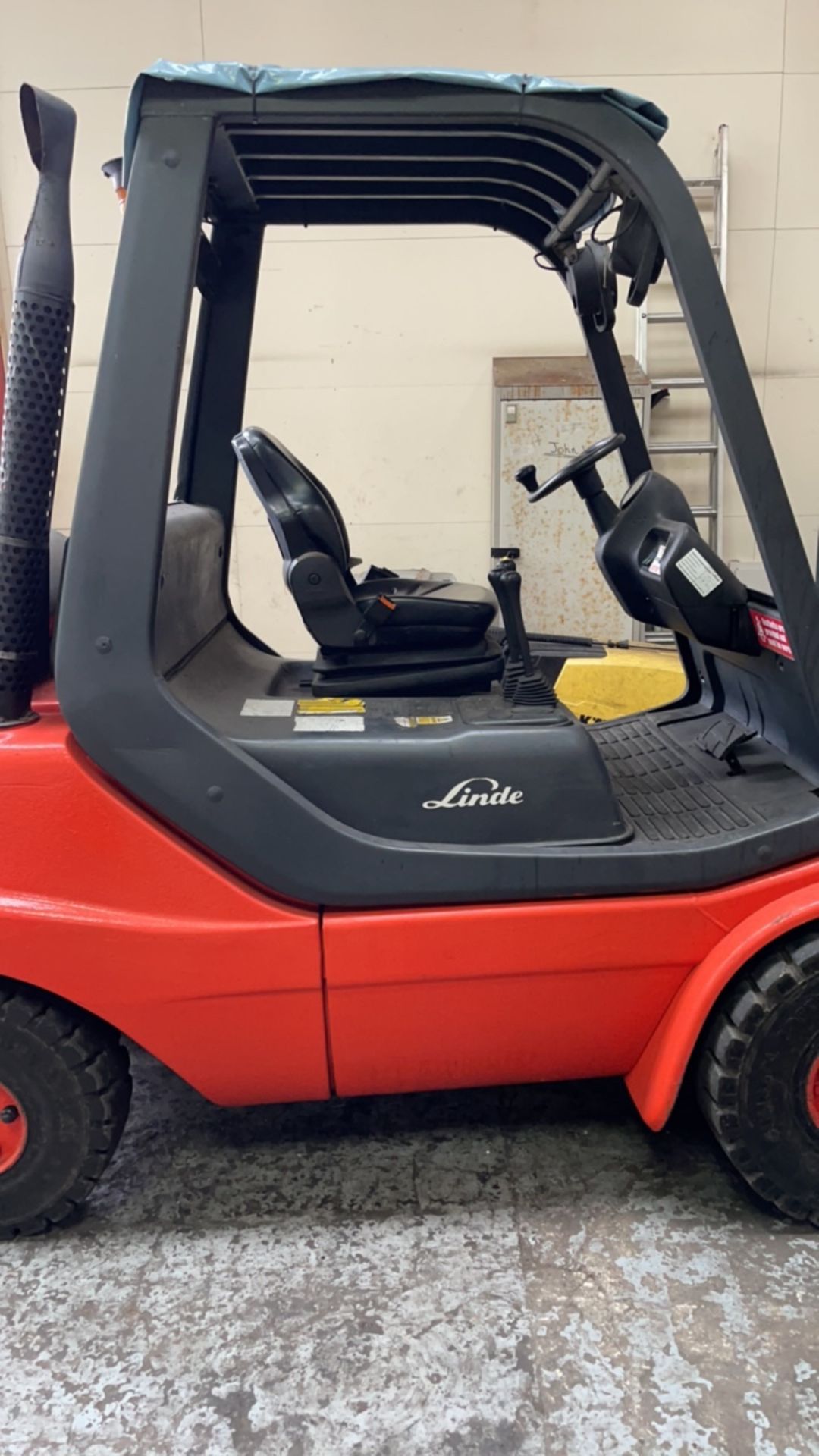 Linde H30 gas fork lift truck with fork extensions - Image 3 of 11