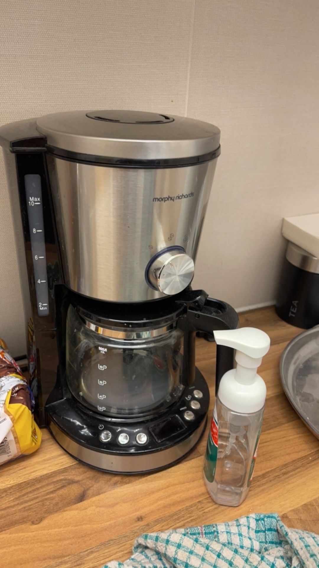 Contents of kitchen: Fridge, microwave, 4 slot toaster, kettle, coffe perculator - Image 5 of 6