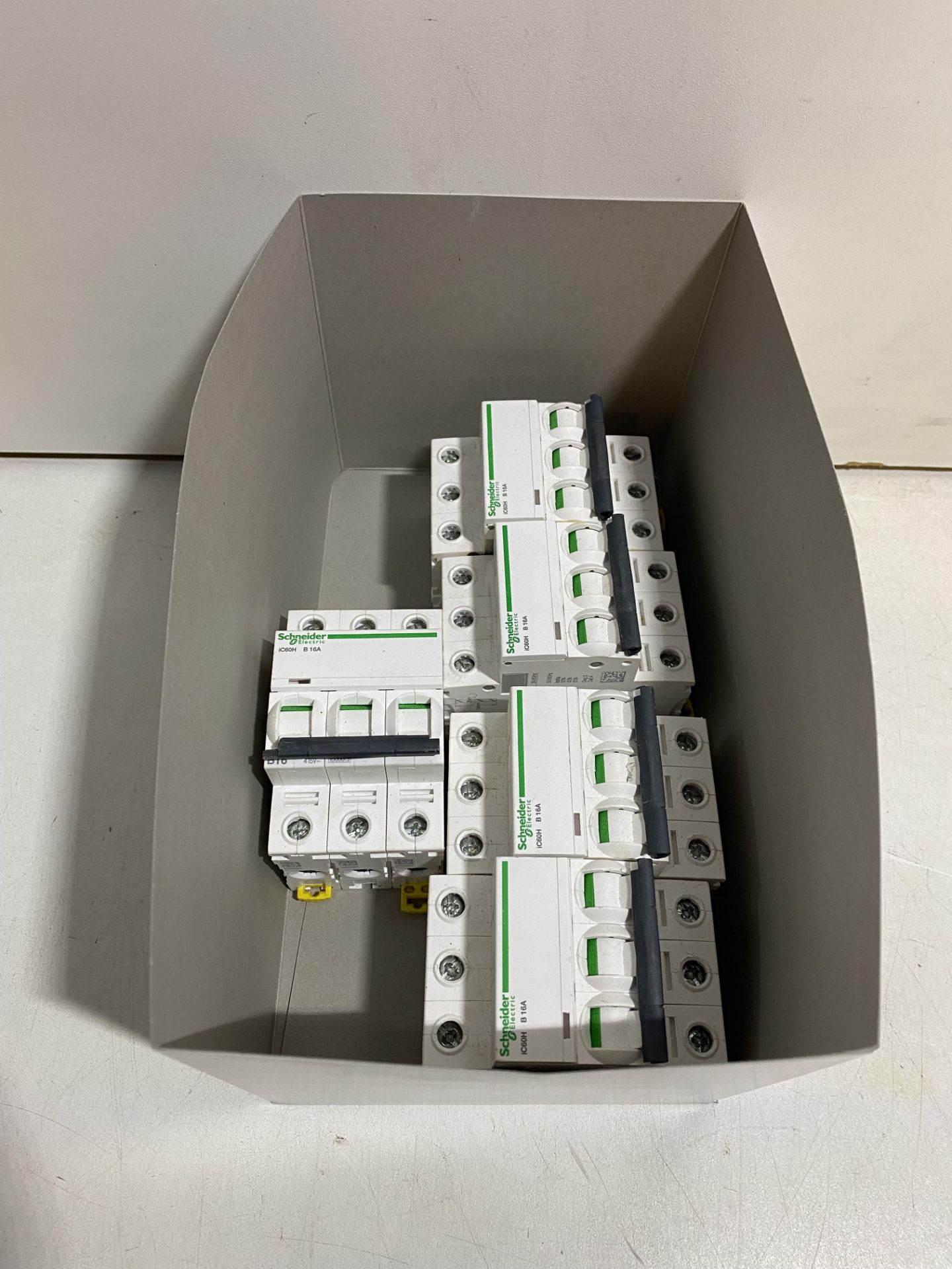 5 x Schneider iC60H D 16A triple pole 3P circuit breaker 240/415V 10k - Image 2 of 4