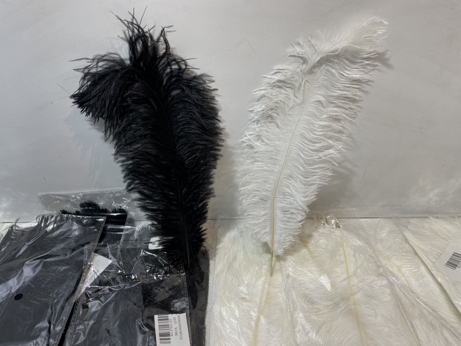 46 x Packs of Black & Cream Feathers (10per pack) - Image 2 of 5