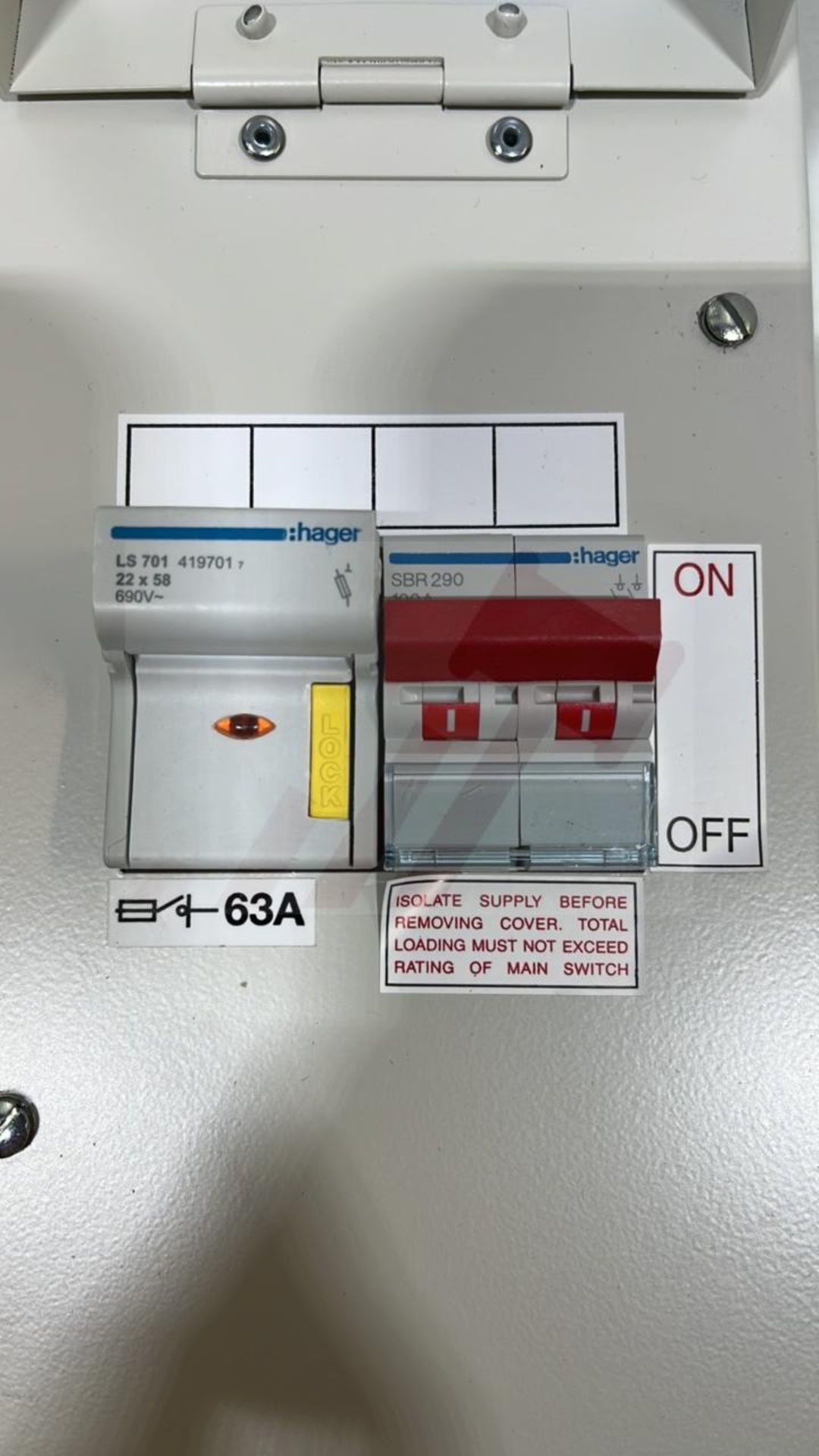 Hager iu44 C/W 100 Isol And 63A fuse W/ Door - Image 3 of 4