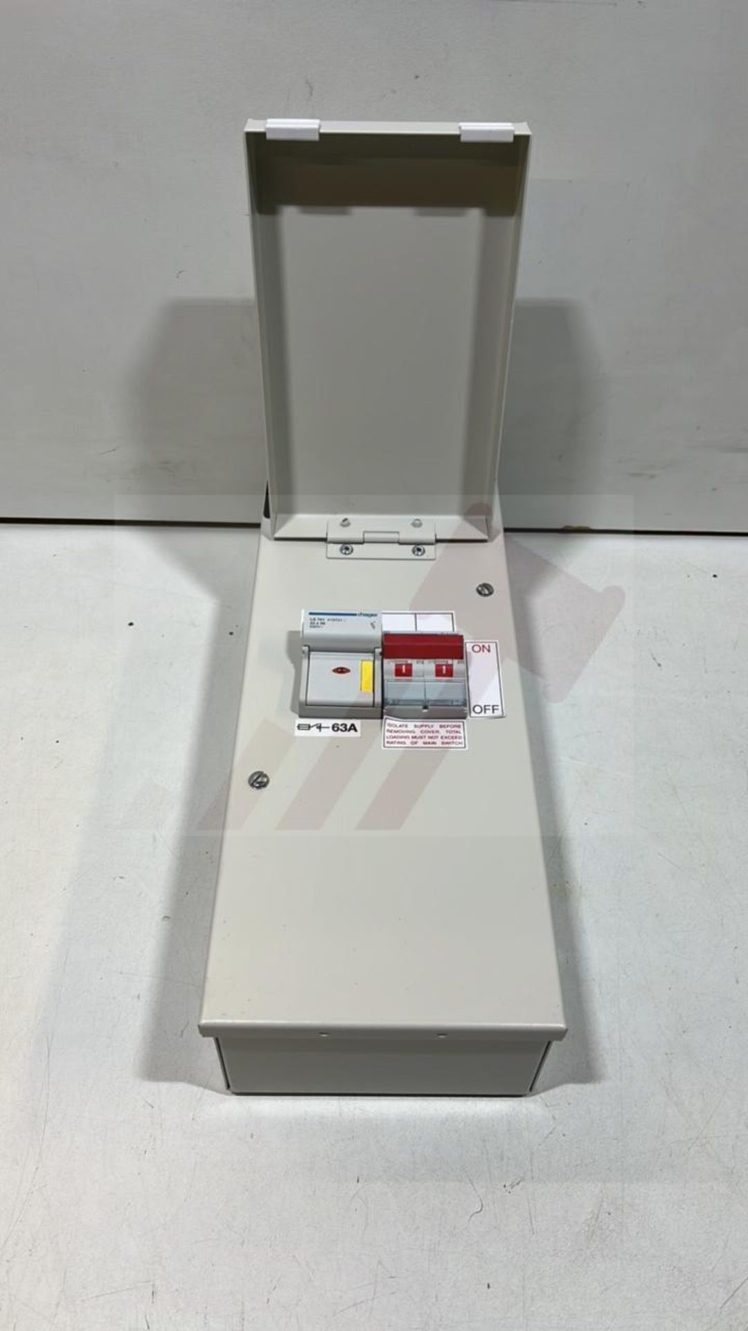 Hager iu44 C/W 100 Isol And 63A fuse W/ Door - Image 2 of 4