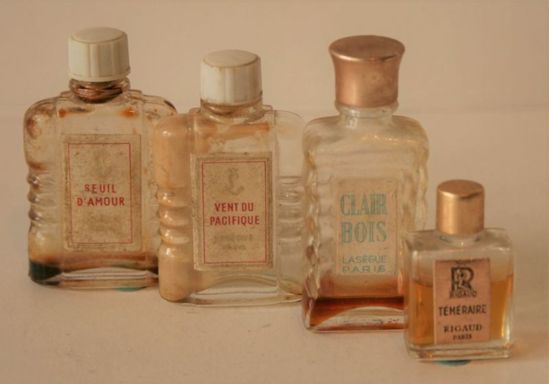 Divers flacons avec échantillosn de parfum : "Téméraire" de RIGAUD (vers 1951) [...]