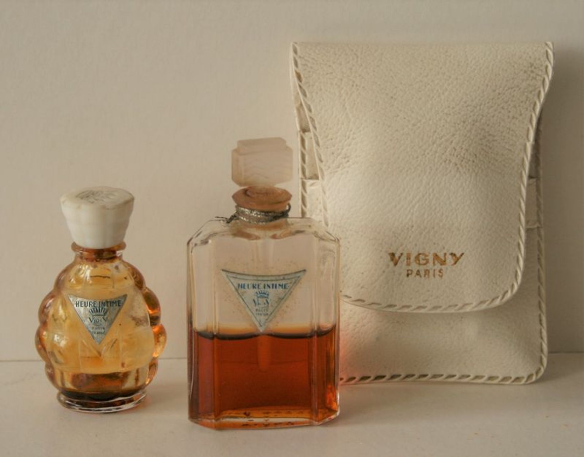 Deux flacons de parfum "Heure Intime" de VIGNY (1933), dont un vide et un à moitié, [...]