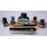 Ensemble de stylos et encre : 1. Stylo Plume à piston, bakélite noire et capuchon [...]