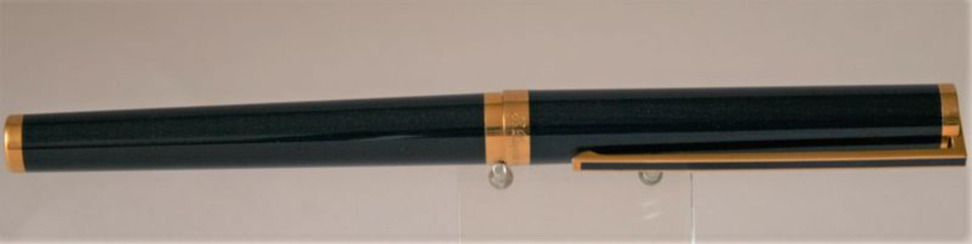 Stylo Plume à cartouche, ST DUPONT plaqué or et laque de chine bleue, plume or 18ct [...]