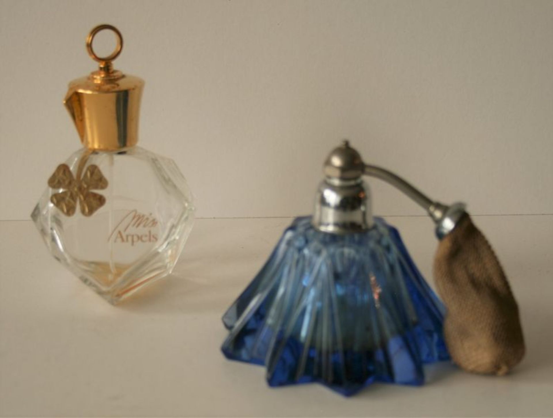 Flacon au design déstructuré du parfum "Miss Arples" (1994) de VAN CLEEF & ARPELS, [...]