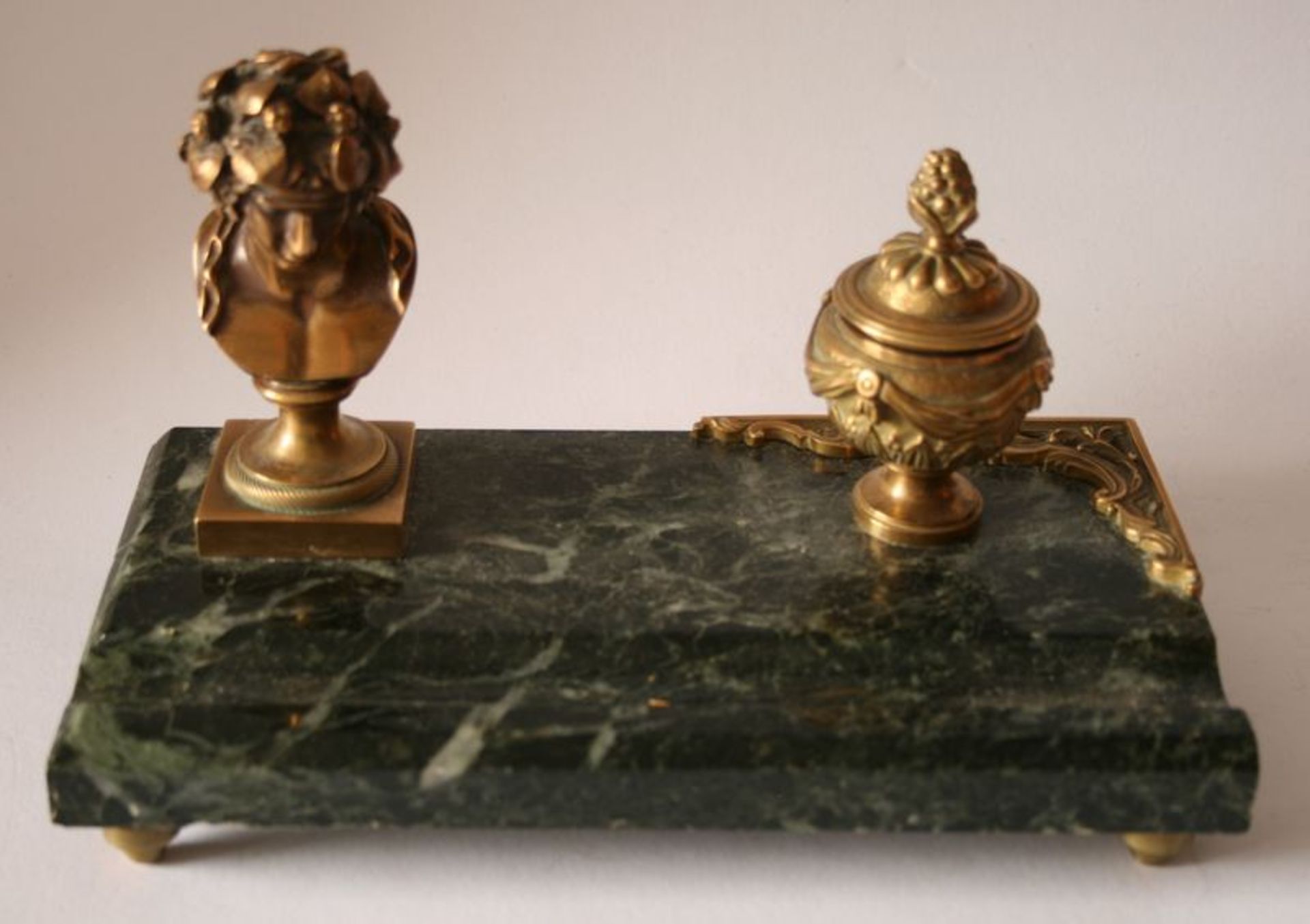Encrier rectangulaire en marbre vert veiné et bronze doré d'époque Napoléon III [...]