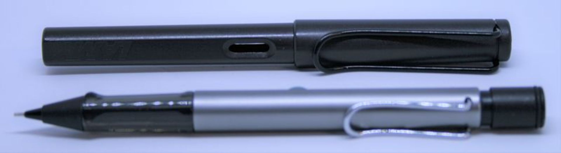 Ensemble de stylos LAMY : 1. Stylo plume SAFARI gris anthracite , à cartouche [...]