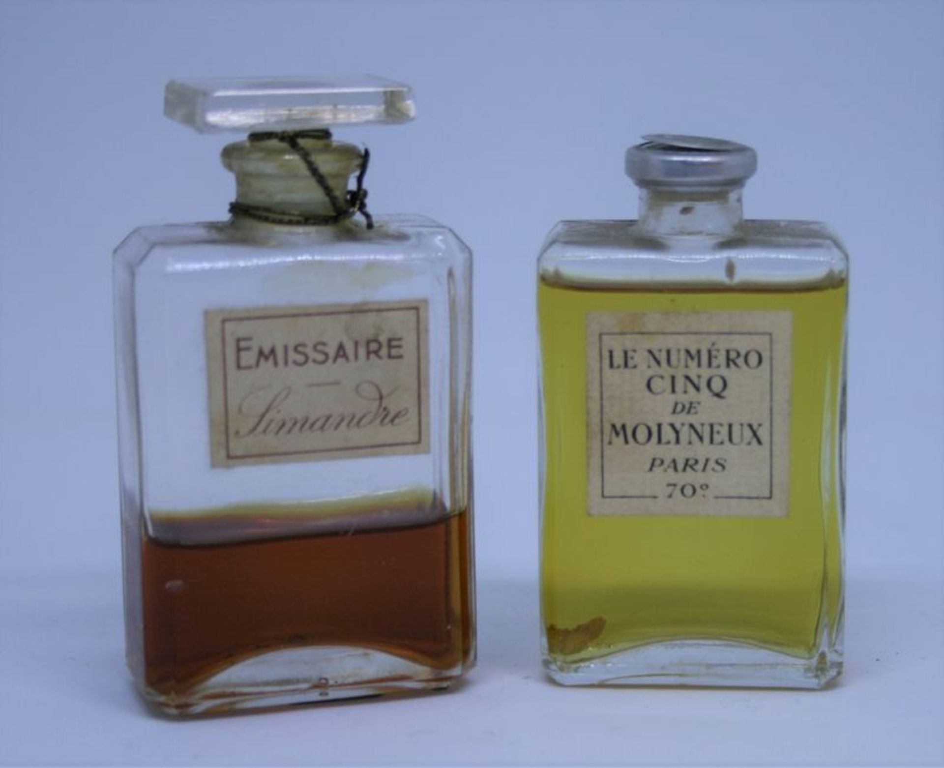 Flacon de parfum encore scellé Molinieux "Le numéro cinq" (1925), joint un flacon [...]