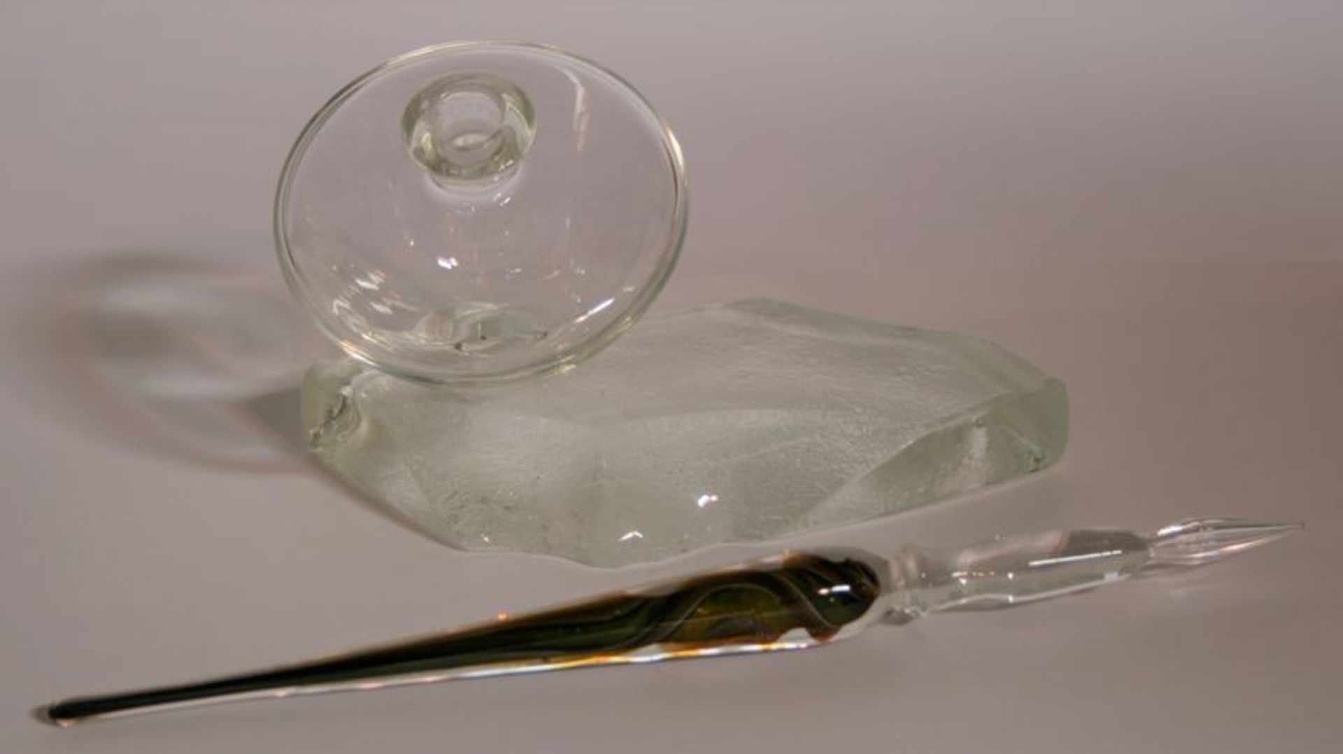 Encrier en verre de MURANO et sa plume (décorée d'une sulfure en torsade), base [...]