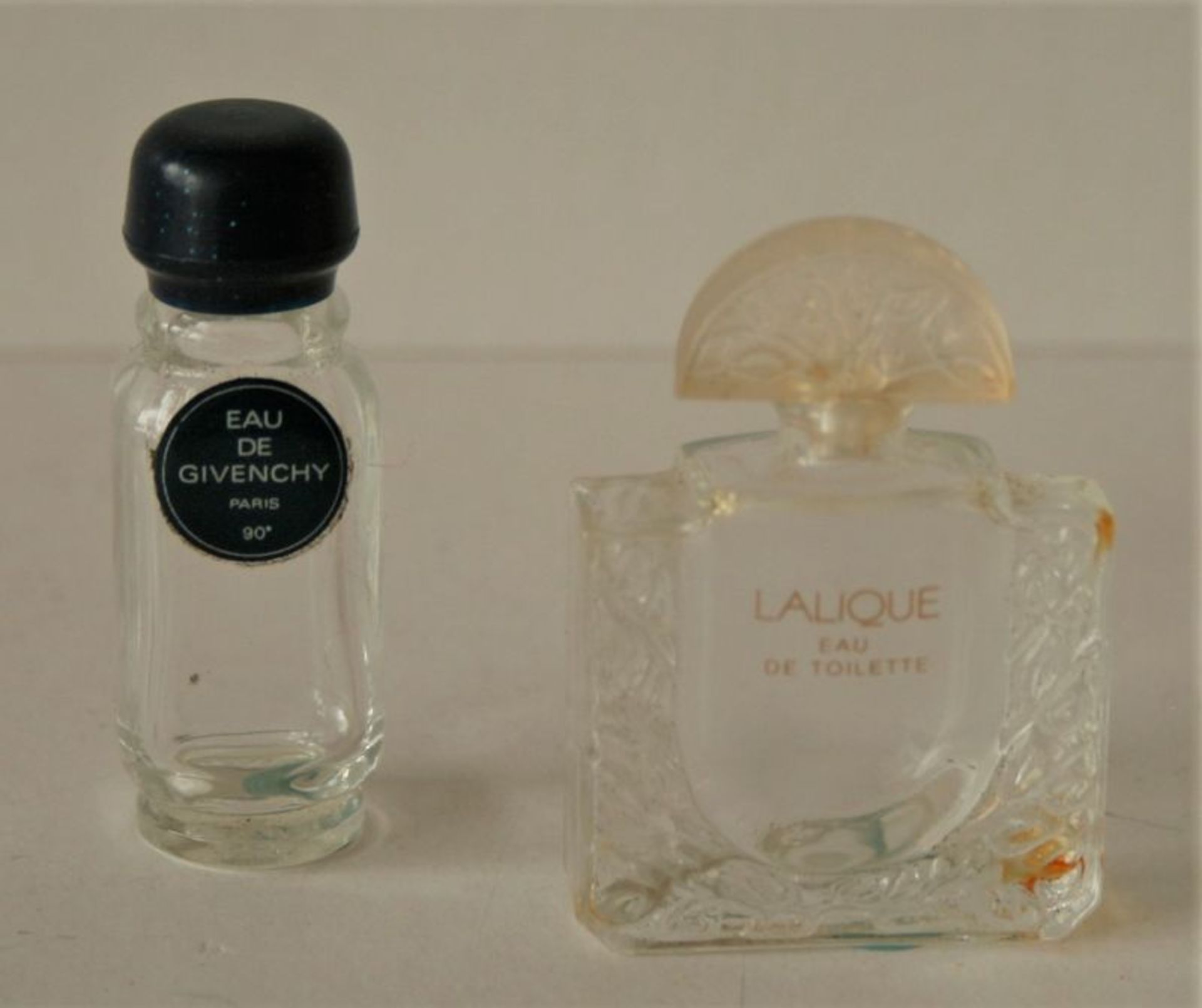 Flacon de parfum LALIQUE, design floral et bouchon en forme de demi-cercle, vide, en [...]