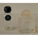 Flacon de parfum LALIQUE, design floral et bouchon en forme de demi-cercle, vide, en [...]