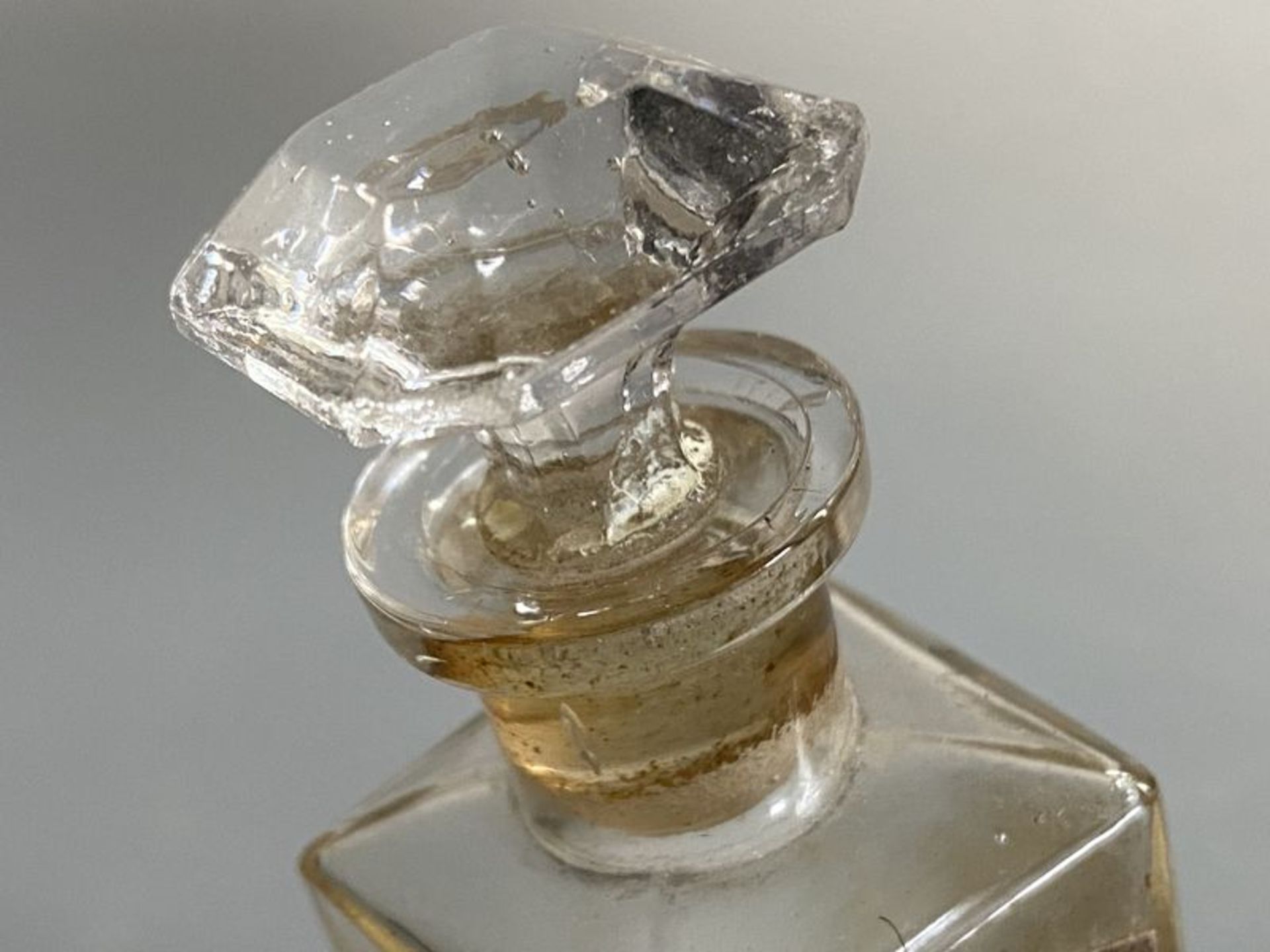 Flacon de parfum de forme rectangulaire (vide) : "Parfum Naturel", étiquette, verre [...] - Image 3 of 3