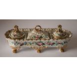 Encrier de forme oblongue en porcelaine Vieux-Paris reposant sur 6 pieds griffe, [...]