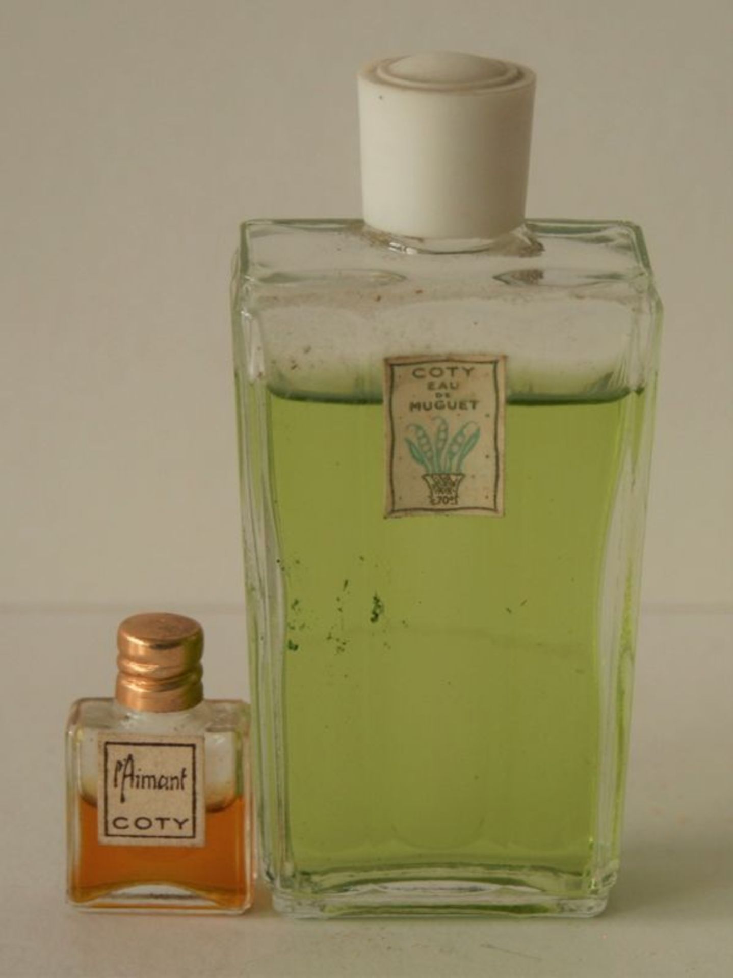 Flacon de parfum "Eau de Muguet" (vers 1910) de la maison Coty, légèrement [...]