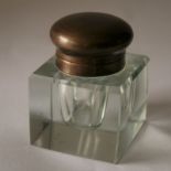 Gros encrier cubique (6 cm) en verre soufflé, capuchon en métal brun, bords [...]
