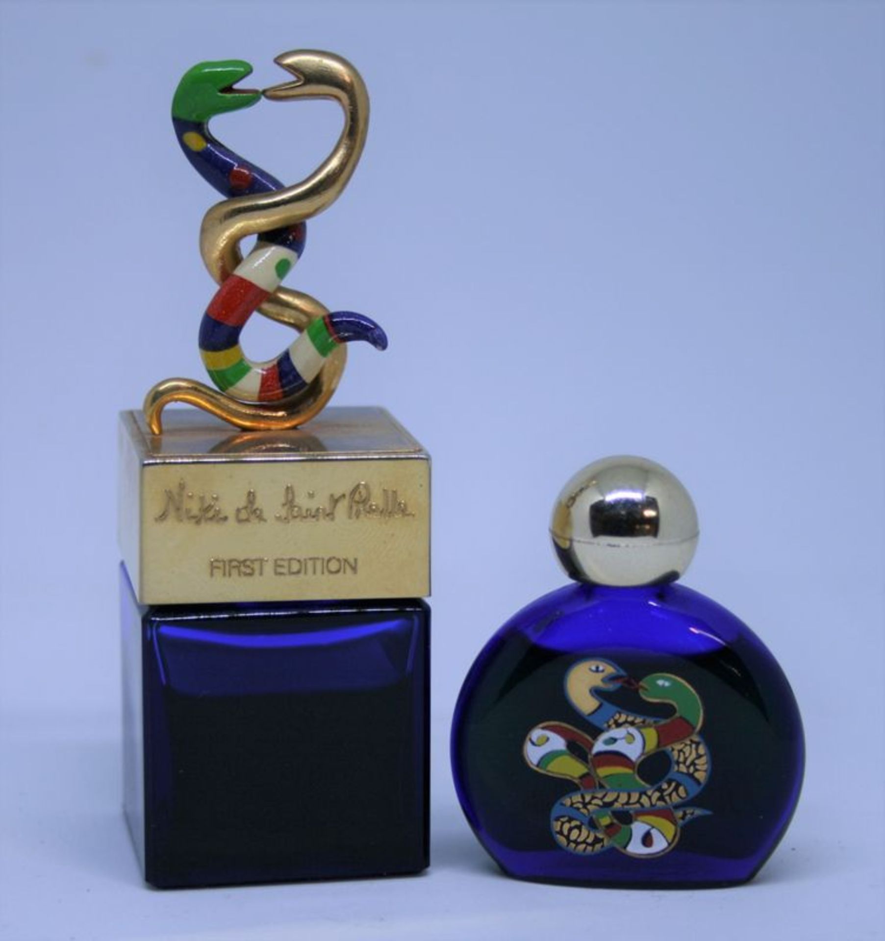 Flacon de parfum en verre teinté de bleu "First Edition - Niki de Saint Phalle [...]