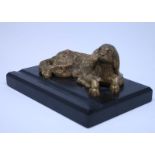 Encrier en bronze : Chien couché à la tête basculante découvrant le réservoir, [...]