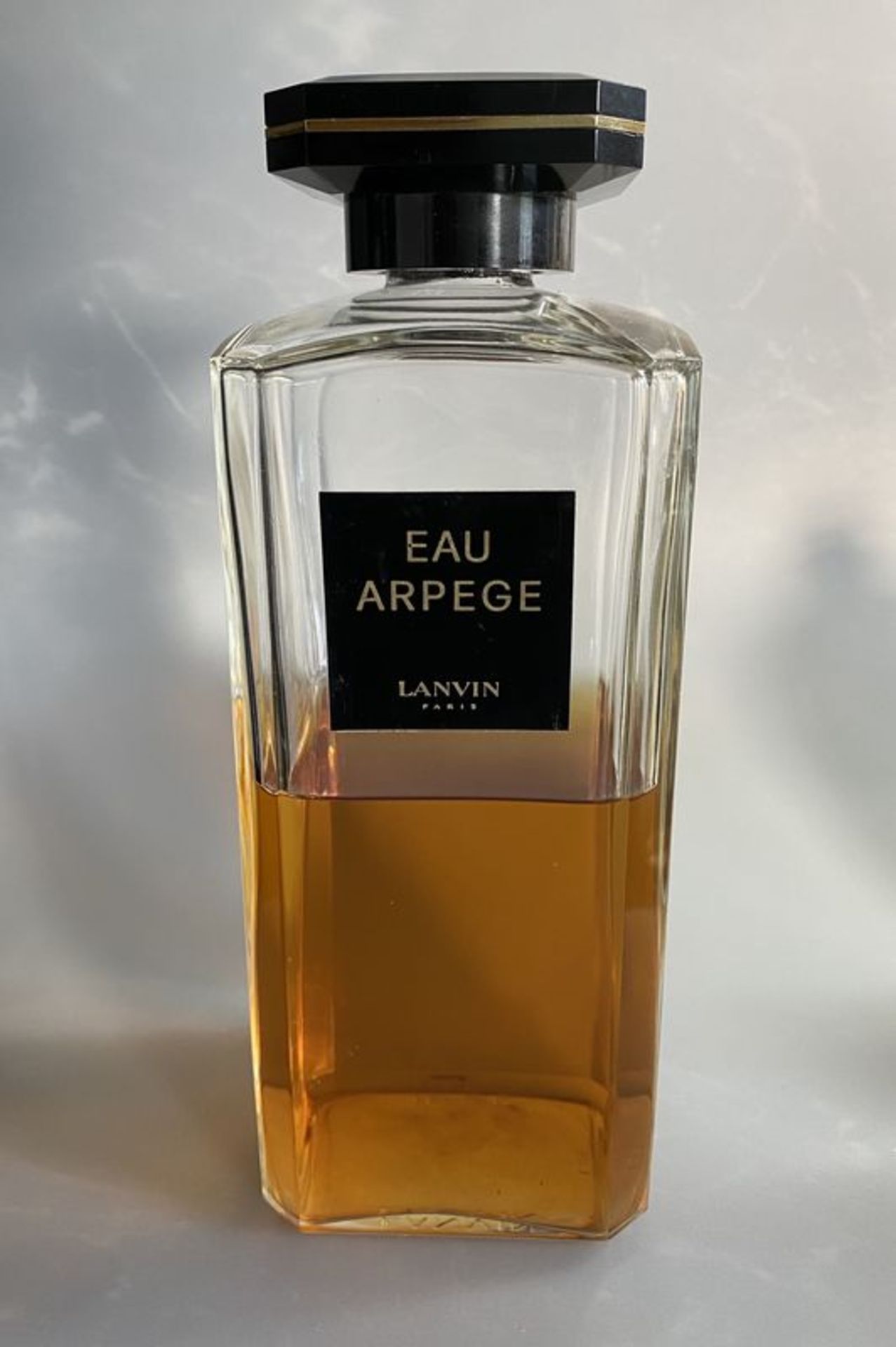 Flacon de parfum de forme rectangulaire (moitié rempli) : EAU ARPEGE de LANVIN, [...]