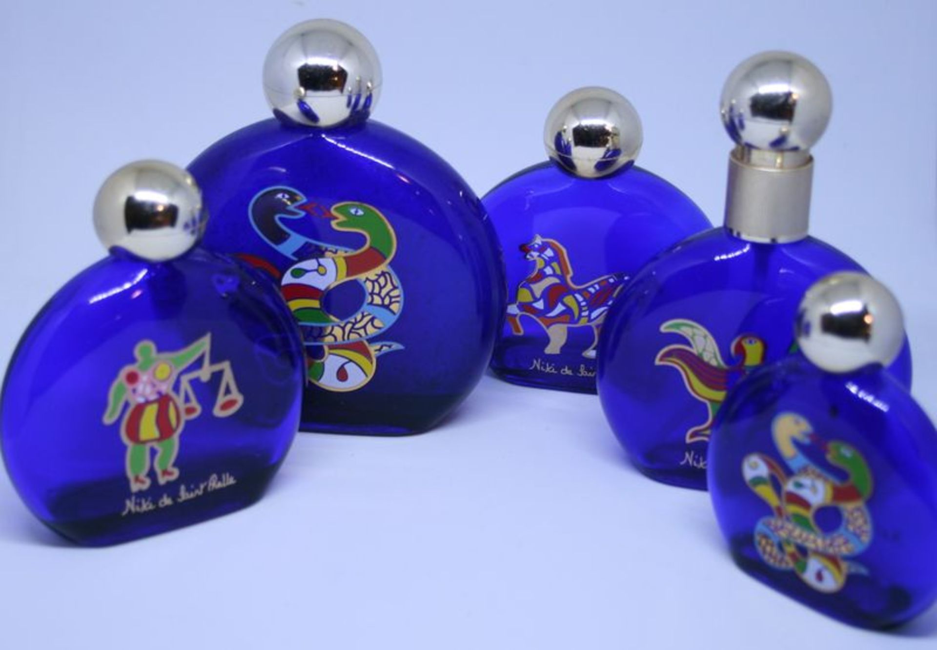 Parfum "Eau Défendue" de Niki de SAINT PHALLE, 5 flacons (vide) différents - [...]