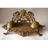 Imposant encrier en bronze à décor de style Louis XIV avec mascarons et coquilles, [...]