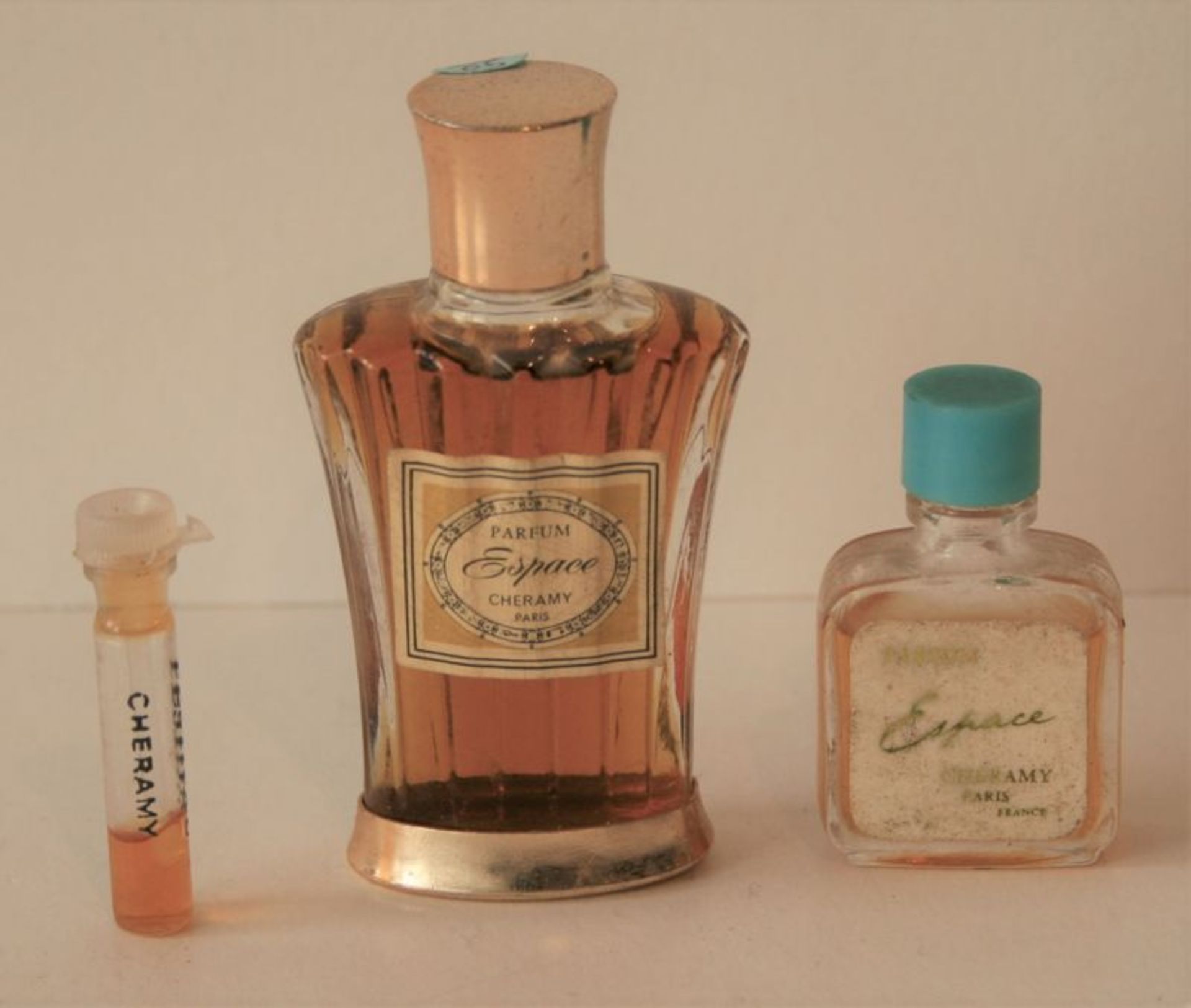 Flacon de parfum encore scellé de CHERAMY "Espace", flacon design couleur or - Joint [...]